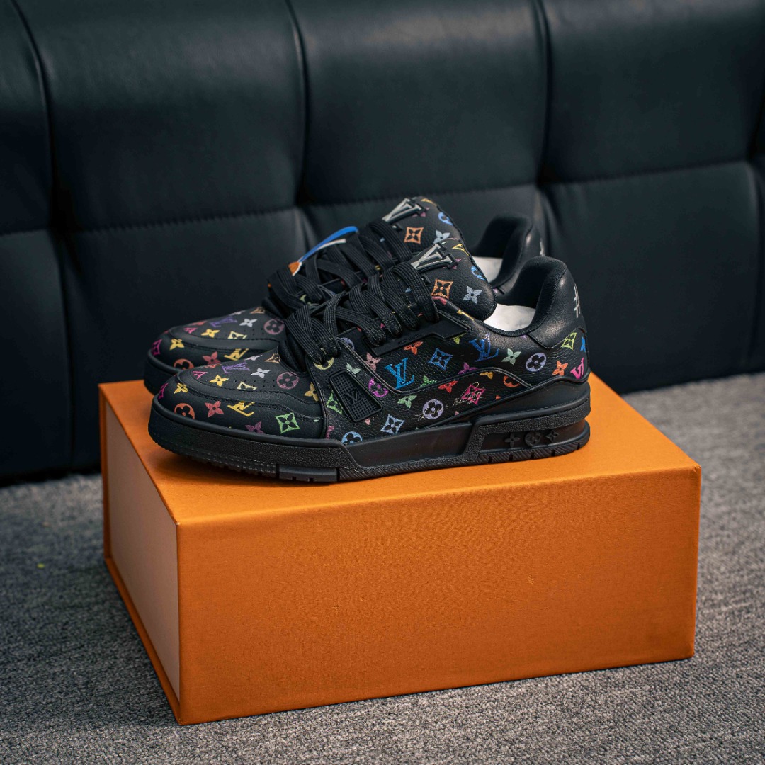 💰480        核心私

LV#男女鞋广东原产#升级厚实抽屉礼品鞋盒及包装说明书防尘布袋物件(附送快递加固包装你牛皮纸盒!!)#采用提花丹宁牛仔布料鞋面材质#嵌入超软脚感EVA物料鞋垫#后跟耐弯折滴塑支撑片#外置TPR光泽组合隔色鞋底法国巴黎百年奢侈品牌LV路易威登Louis Vuitton Trainer 2.0 Sneaker Low 运动系列低帮复古百搭休闲运动文化篮球板鞋“
Virgil Abloh 从复古篮球鞋汲取灵感，打造备受青睐的 LV Trainer 运动鞋。此款鞋履为粒面牛皮革压印标志性 Monogram 图案，与光滑牛皮革共同成就新经典设计。繁复鞋面需要七小时的匠心缝制。
详细特征 混合材质 每双缝纫工时 7 小时 橡胶外底 鞋舌、侧面和后部饰有 LV 字母
尺码：35-45
152229