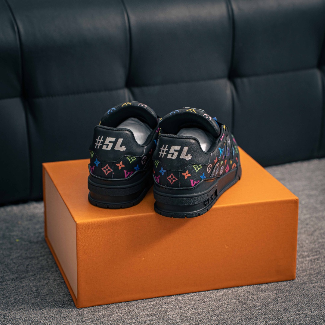 💰480        核心私

LV#男女鞋广东原产#升级厚实抽屉礼品鞋盒及包装说明书防尘布袋物件(附送快递加固包装你牛皮纸盒!!)#采用提花丹宁牛仔布料鞋面材质#嵌入超软脚感EVA物料鞋垫#后跟耐弯折滴塑支撑片#外置TPR光泽组合隔色鞋底法国巴黎百年奢侈品牌LV路易威登Louis Vuitton Trainer 2.0 Sneaker Low 运动系列低帮复古百搭休闲运动文化篮球板鞋“
Virgil Abloh 从复古篮球鞋汲取灵感，打造备受青睐的 LV Trainer 运动鞋。此款鞋履为粒面牛皮革压印标志性 Monogram 图案，与光滑牛皮革共同成就新经典设计。繁复鞋面需要七小时的匠心缝制。
详细特征 混合材质 每双缝纫工时 7 小时 橡胶外底 鞋舌、侧面和后部饰有 LV 字母
尺码：35-45
152229