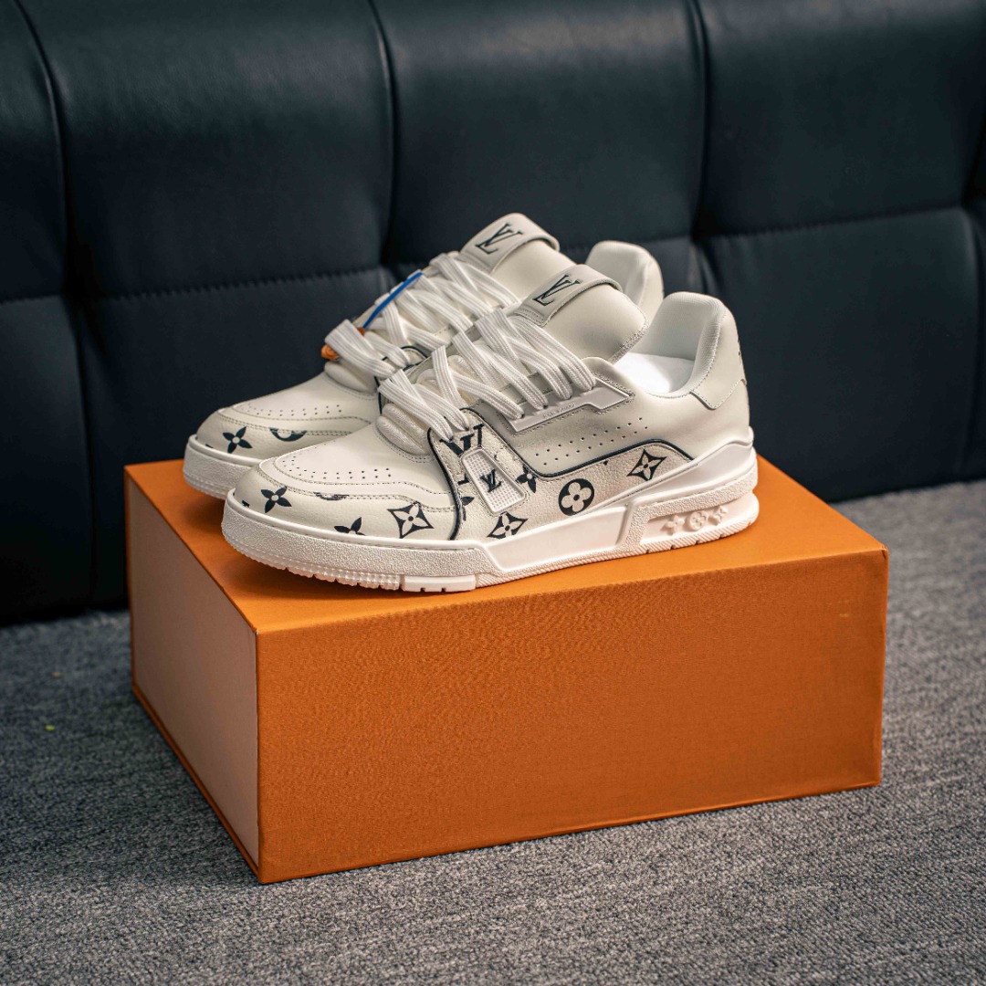 💰480        核心私

LV#男女鞋广东原产#升级厚实抽屉礼品鞋盒及包装说明书防尘布袋物件(附送快递加固包装你牛皮纸盒!!)#采用提花丹宁牛仔布料鞋面材质#嵌入超软脚感EVA物料鞋垫#后跟耐弯折滴塑支撑片#外置TPR光泽组合隔色鞋底法国巴黎百年奢侈品牌LV路易威登Louis Vuitton Trainer 2.0 Sneaker Low 运动系列低帮复古百搭休闲运动文化篮球板鞋“
Virgil Abloh 从复古篮球鞋汲取灵感，打造备受青睐的 LV Trainer 运动鞋。此款鞋履为粒面牛皮革压印标志性 Monogram 图案，与光滑牛皮革共同成就新经典设计。繁复鞋面需要七小时的匠心缝制。
详细特征 混合材质 每双缝纫工时 7 小时 橡胶外底 鞋舌、侧面和后部饰有 LV 字母
尺码：35-45
152229