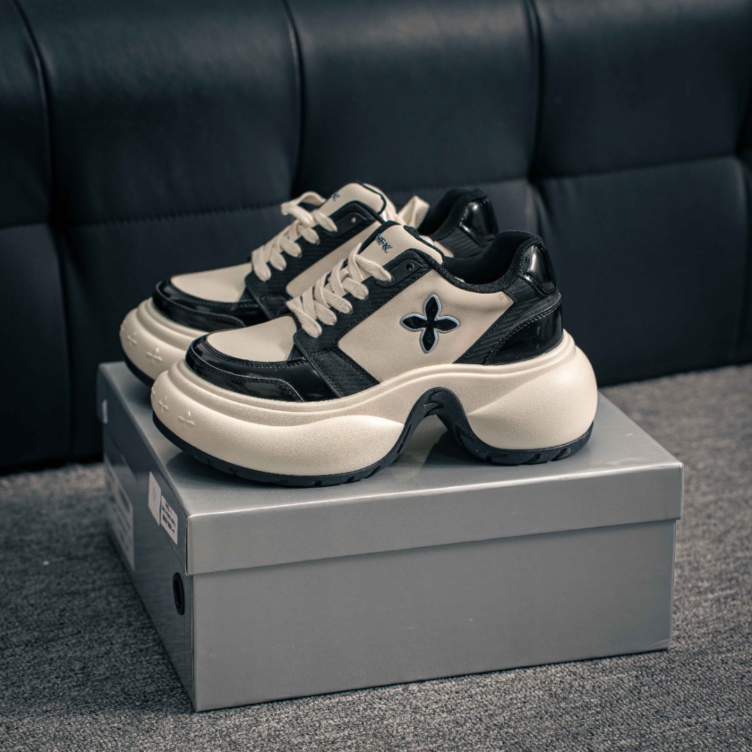 💰230        核心私

SMFK FUTURE RIPPLE涟漪系列
2025春夏最新爆款  厚底十字花休闲鞋
孙珍妮 张婧仪 胡连馨等明星同款上脚
百搭的极简风国潮，新作继承了诸多品牌制胜的流行元素，势必大热
——单鞋拥有无尽的搭配可能，它可与窄腿牛仔裤或迷你裙同穿，也能与印花连衣裙打造叠穿造型，单品采用柔软纯皮而成，配有高度适中的舒适粗跟，细节还确保穿着稳妥不易移位，营造松垮慵懒风……
❶面料:定制原版皮透气网
❷内里:定制进口透气网
❸垫脚:定制注塑成型
❹大底:原版多层组合大底
❺ 跟高:7cm
❻ 码数:35-40
❼ 包装:原版全套包装
152229