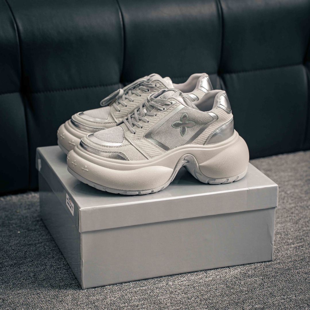 💰230        核心私

SMFK FUTURE RIPPLE涟漪系列
2025春夏最新爆款  厚底十字花休闲鞋
孙珍妮 张婧仪 胡连馨等明星同款上脚
百搭的极简风国潮，新作继承了诸多品牌制胜的流行元素，势必大热
——单鞋拥有无尽的搭配可能，它可与窄腿牛仔裤或迷你裙同穿，也能与印花连衣裙打造叠穿造型，单品采用柔软纯皮而成，配有高度适中的舒适粗跟，细节还确保穿着稳妥不易移位，营造松垮慵懒风……
❶面料:定制原版皮透气网
❷内里:定制进口透气网
❸垫脚:定制注塑成型
❹大底:原版多层组合大底
❺ 跟高:7cm
❻ 码数:35-40
❼ 包装:原版全套包装
152229