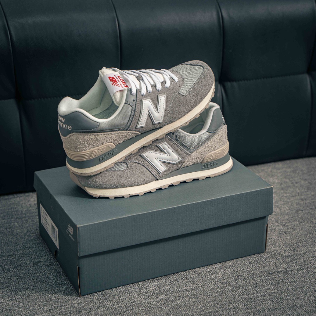 💰160        核心私

新百伦New Balance NB5740系列 凭借多种严选的优质素材重塑出让人耳目一新又充满层次感的革新中低结构。为呼应90年代的巨大化潮流，鞋侧也点题采用了相应的巨大化Logo，并且加上反光细节点缀，再结合同样启发自574并经过改良的抓地鞋底，可谓集结两大年代的注目设计元素 
货号：U574BKR
尺码：36 36.5 37.5 38 38.5 39 40 40.5 41 42 42.5 43 44 45
1433