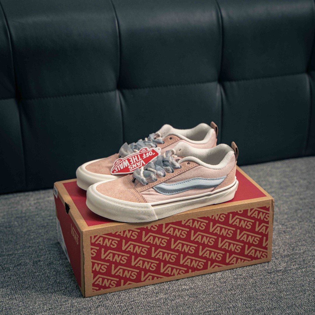 💰140        核心私

Vans Knu Skool 热门面包鞋 春夏新色 百搭休闲防滑减震低帮 板鞋男女同款
颜色：vans 面包丝绸浅粉色 橙粉紫色
货号：VN000D75F94
尺码：35 36 36.5 37 38 38.5 39 40 40.5 41 42 42.5 43 44
YK