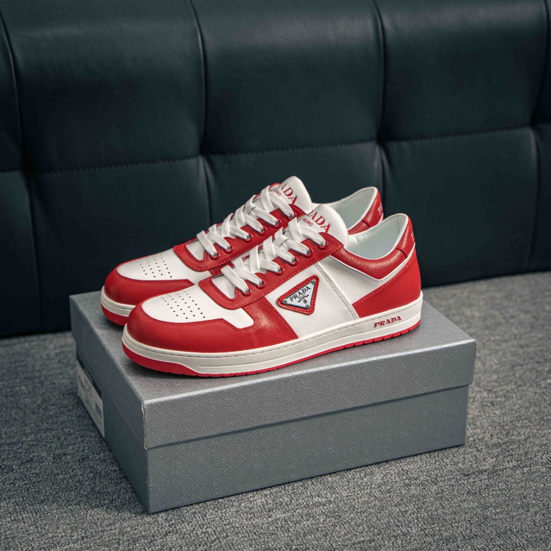💰390     核心私

 广东原装品质 普拉达Prada Downtown Low Sneakers 闹市区系列低帮系带百搭休闲运动小白板鞋“皮革黑白熊猫三角标”
男鞋广东原产#原楦数据开发版型#采用粒面头层牛皮鞋面材质#内嵌灌注式PU乳胶缓震鞋垫#外置3.5cmTPR抽真空橡胶鞋底 标志性的珐琅三角形金属徽标，意大利高奢品牌
这款皮革运动鞋多角度诠释Prada徽标：轻巧跃于鞋舌，沿轻质橡胶鞋底铺陈，化身标志性的涂珐琅金属三角形点缀鞋面一侧，无不阐释品牌格调。
金属孔眼和棉质鞋带 珐琅三角形装饰鞋面 鞋舌Prada Milano印花徽标 轻质箱型鞋底，侧面配压花徽标 鞋底厚3.5厘米 可拆卸皮革包覆内底
尺码 38 39 40 41 42 43 44 45
152229