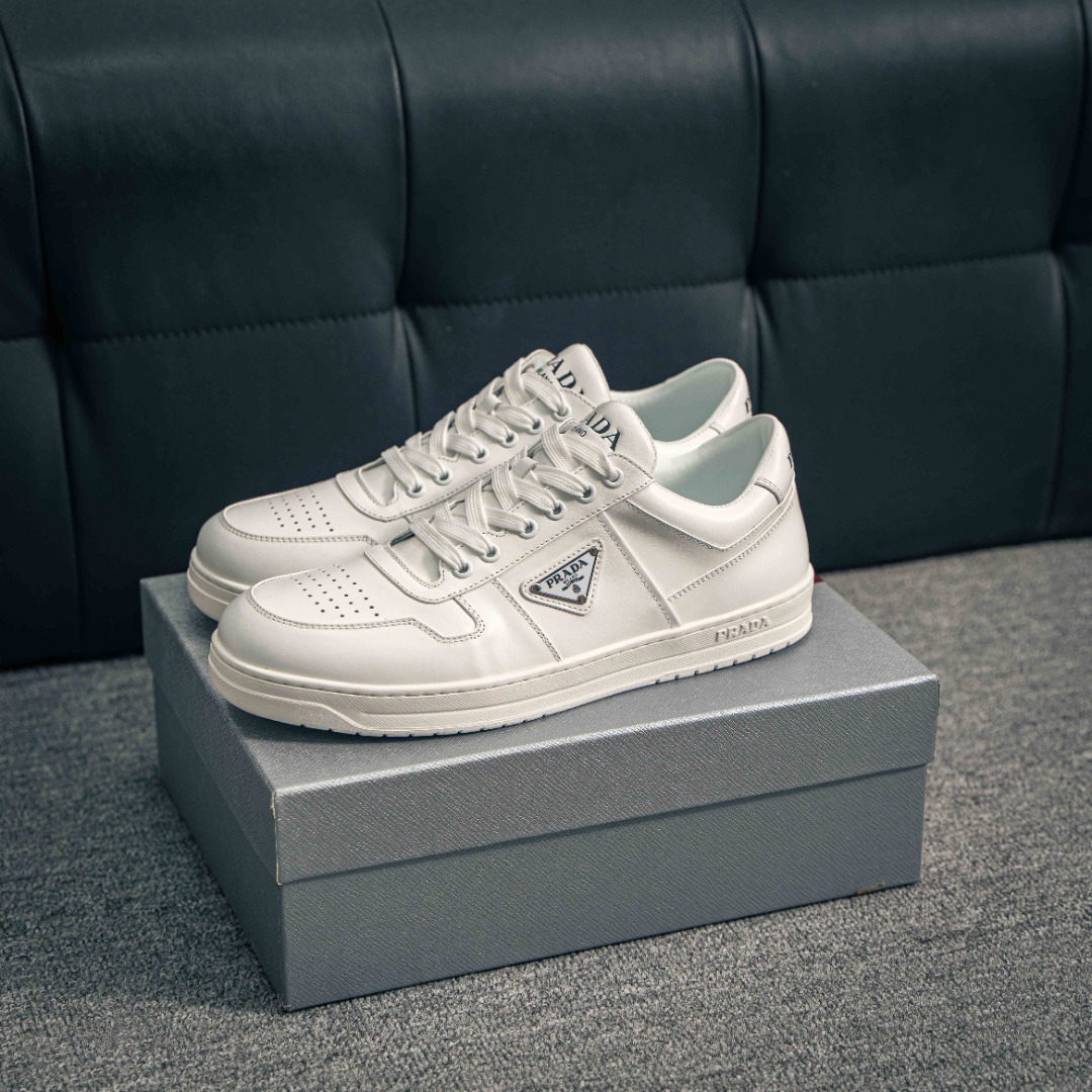 💰390     核心私

 广东原装品质 普拉达Prada Downtown Low Sneakers 闹市区系列低帮系带百搭休闲运动小白板鞋“皮革黑白熊猫三角标”
男鞋广东原产#原楦数据开发版型#采用粒面头层牛皮鞋面材质#内嵌灌注式PU乳胶缓震鞋垫#外置3.5cmTPR抽真空橡胶鞋底 标志性的珐琅三角形金属徽标，意大利高奢品牌
这款皮革运动鞋多角度诠释Prada徽标：轻巧跃于鞋舌，沿轻质橡胶鞋底铺陈，化身标志性的涂珐琅金属三角形点缀鞋面一侧，无不阐释品牌格调。
金属孔眼和棉质鞋带 珐琅三角形装饰鞋面 鞋舌Prada Milano印花徽标 轻质箱型鞋底，侧面配压花徽标 鞋底厚3.5厘米 可拆卸皮革包覆内底
尺码 38 39 40 41 42 43 44 45
152229