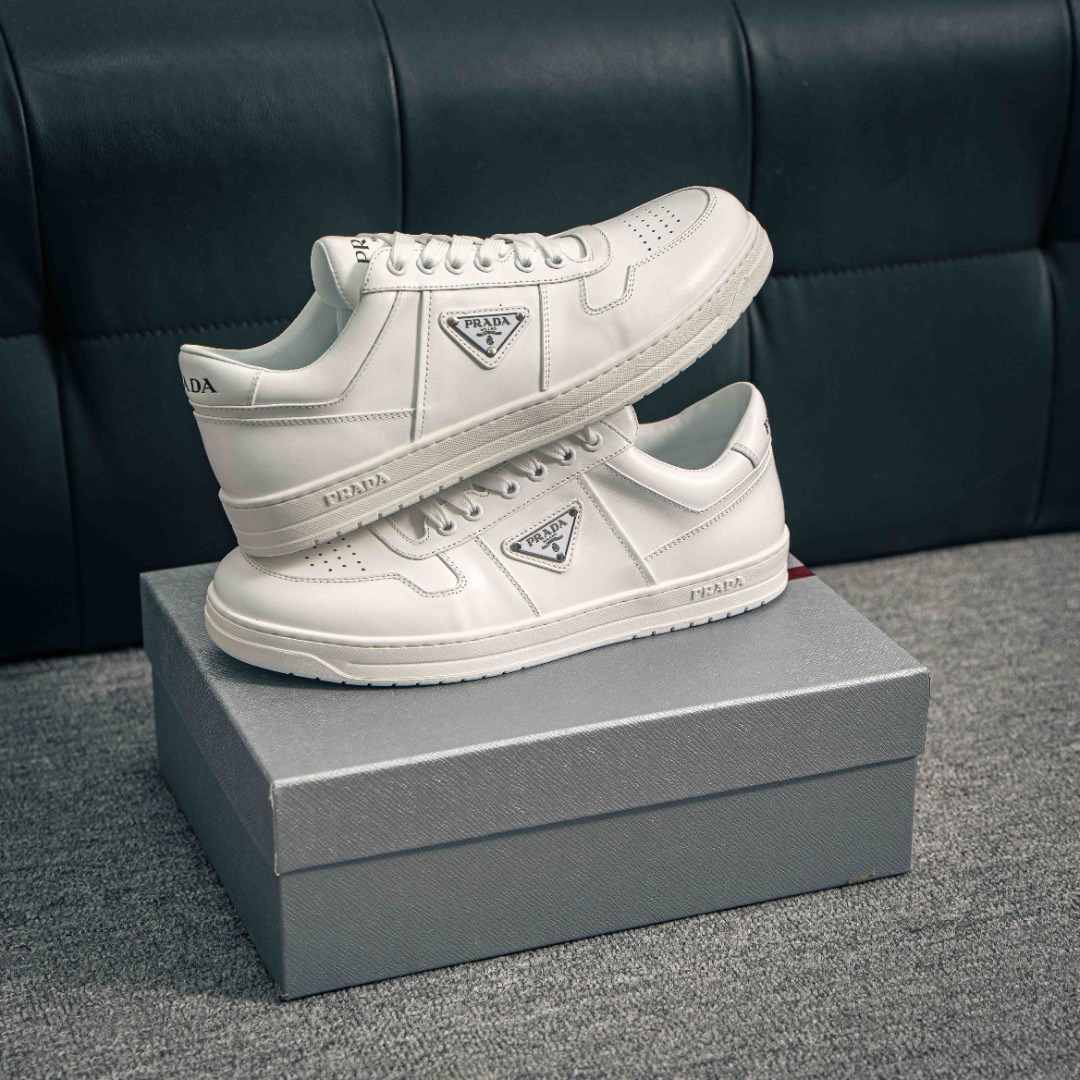 💰390     核心私

 广东原装品质 普拉达Prada Downtown Low Sneakers 闹市区系列低帮系带百搭休闲运动小白板鞋“皮革黑白熊猫三角标”
男鞋广东原产#原楦数据开发版型#采用粒面头层牛皮鞋面材质#内嵌灌注式PU乳胶缓震鞋垫#外置3.5cmTPR抽真空橡胶鞋底 标志性的珐琅三角形金属徽标，意大利高奢品牌
这款皮革运动鞋多角度诠释Prada徽标：轻巧跃于鞋舌，沿轻质橡胶鞋底铺陈，化身标志性的涂珐琅金属三角形点缀鞋面一侧，无不阐释品牌格调。
金属孔眼和棉质鞋带 珐琅三角形装饰鞋面 鞋舌Prada Milano印花徽标 轻质箱型鞋底，侧面配压花徽标 鞋底厚3.5厘米 可拆卸皮革包覆内底
尺码 38 39 40 41 42 43 44 45
152229