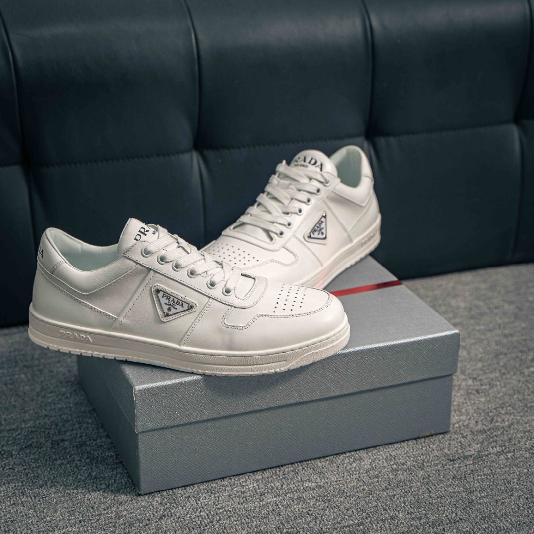 💰390     核心私

 广东原装品质 普拉达Prada Downtown Low Sneakers 闹市区系列低帮系带百搭休闲运动小白板鞋“皮革黑白熊猫三角标”
男鞋广东原产#原楦数据开发版型#采用粒面头层牛皮鞋面材质#内嵌灌注式PU乳胶缓震鞋垫#外置3.5cmTPR抽真空橡胶鞋底 标志性的珐琅三角形金属徽标，意大利高奢品牌
这款皮革运动鞋多角度诠释Prada徽标：轻巧跃于鞋舌，沿轻质橡胶鞋底铺陈，化身标志性的涂珐琅金属三角形点缀鞋面一侧，无不阐释品牌格调。
金属孔眼和棉质鞋带 珐琅三角形装饰鞋面 鞋舌Prada Milano印花徽标 轻质箱型鞋底，侧面配压花徽标 鞋底厚3.5厘米 可拆卸皮革包覆内底
尺码 38 39 40 41 42 43 44 45
152229