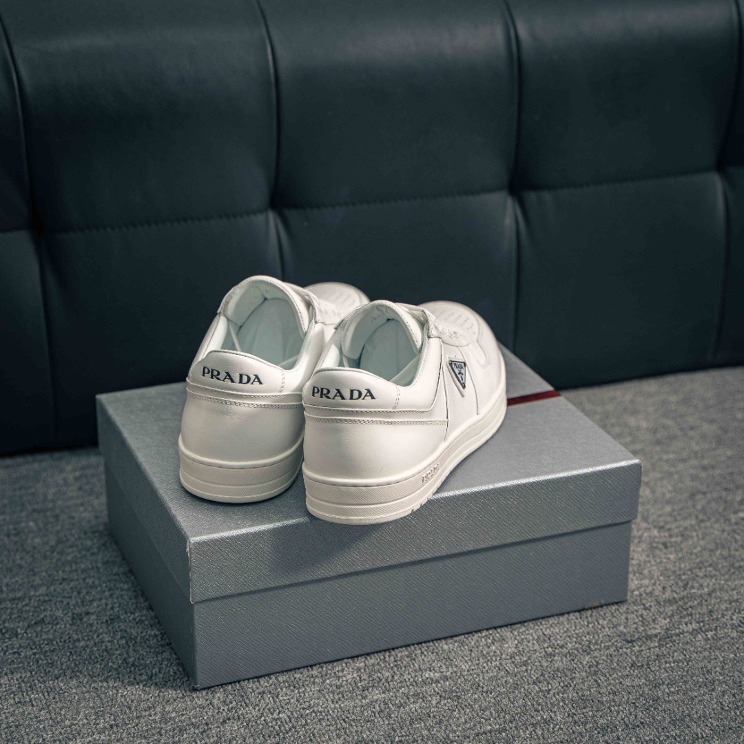 💰390     核心私

 广东原装品质 普拉达Prada Downtown Low Sneakers 闹市区系列低帮系带百搭休闲运动小白板鞋“皮革黑白熊猫三角标”
男鞋广东原产#原楦数据开发版型#采用粒面头层牛皮鞋面材质#内嵌灌注式PU乳胶缓震鞋垫#外置3.5cmTPR抽真空橡胶鞋底 标志性的珐琅三角形金属徽标，意大利高奢品牌
这款皮革运动鞋多角度诠释Prada徽标：轻巧跃于鞋舌，沿轻质橡胶鞋底铺陈，化身标志性的涂珐琅金属三角形点缀鞋面一侧，无不阐释品牌格调。
金属孔眼和棉质鞋带 珐琅三角形装饰鞋面 鞋舌Prada Milano印花徽标 轻质箱型鞋底，侧面配压花徽标 鞋底厚3.5厘米 可拆卸皮革包覆内底
尺码 38 39 40 41 42 43 44 45
152229