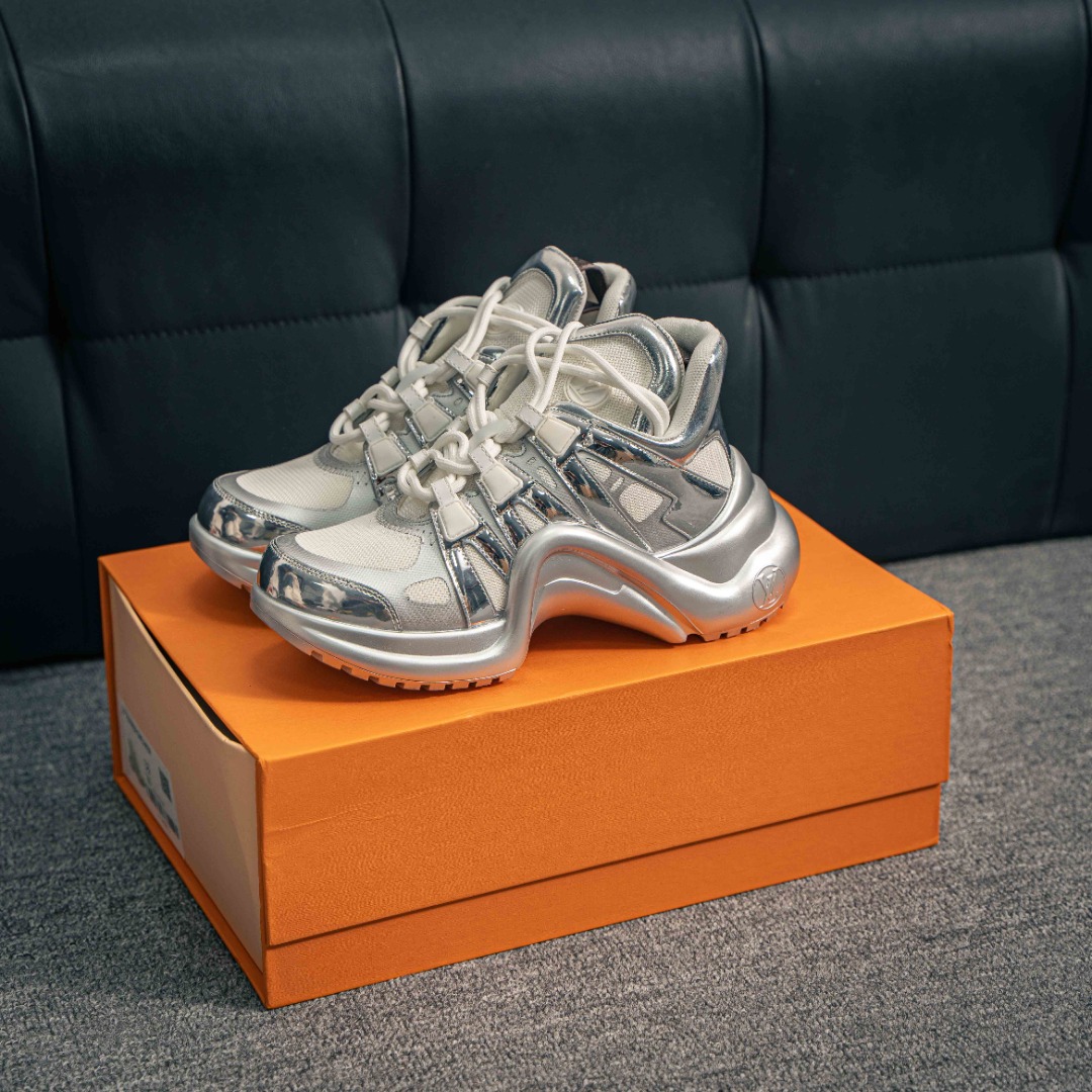 💰440     核心私

 ns炸款米兰走秀风，高奢品牌-路易威登Louis Vuitton Archlight Sneakers LV真皮拼色减震网面运动弓型舞蹈复古老爹运动鞋。升级2025 原装配件5D效果礼盒及全套原装配件包装物#雪梨形超软沙绒纸团+细节制造精品#采用头层小牛皮革饰片#独立开发TPU回弹中底#组合TPR耐磨外底#超软皮内里脚垫
尺码：35 36 37 38 39 40
152229