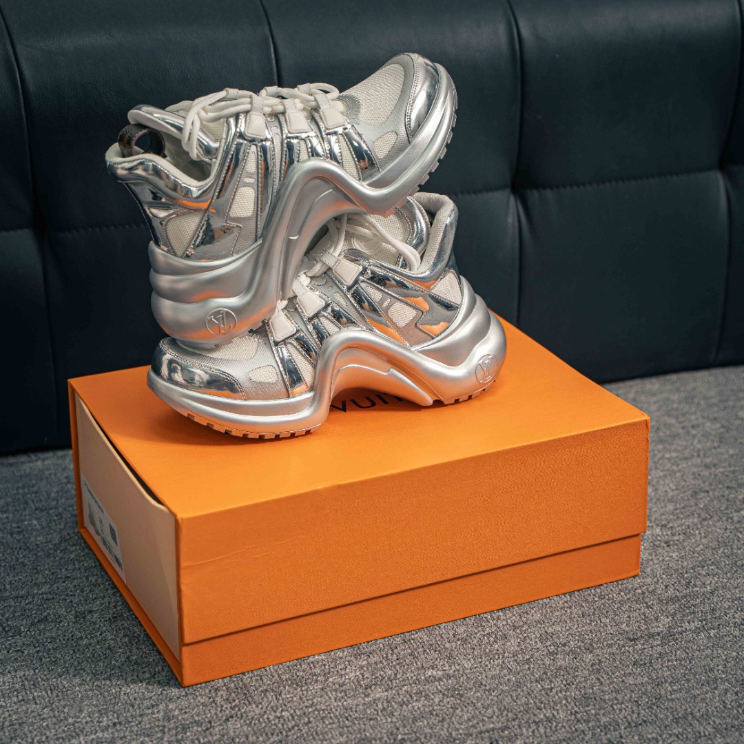 💰440     核心私

 ns炸款米兰走秀风，高奢品牌-路易威登Louis Vuitton Archlight Sneakers LV真皮拼色减震网面运动弓型舞蹈复古老爹运动鞋。升级2025 原装配件5D效果礼盒及全套原装配件包装物#雪梨形超软沙绒纸团+细节制造精品#采用头层小牛皮革饰片#独立开发TPU回弹中底#组合TPR耐磨外底#超软皮内里脚垫
尺码：35 36 37 38 39 40
152229