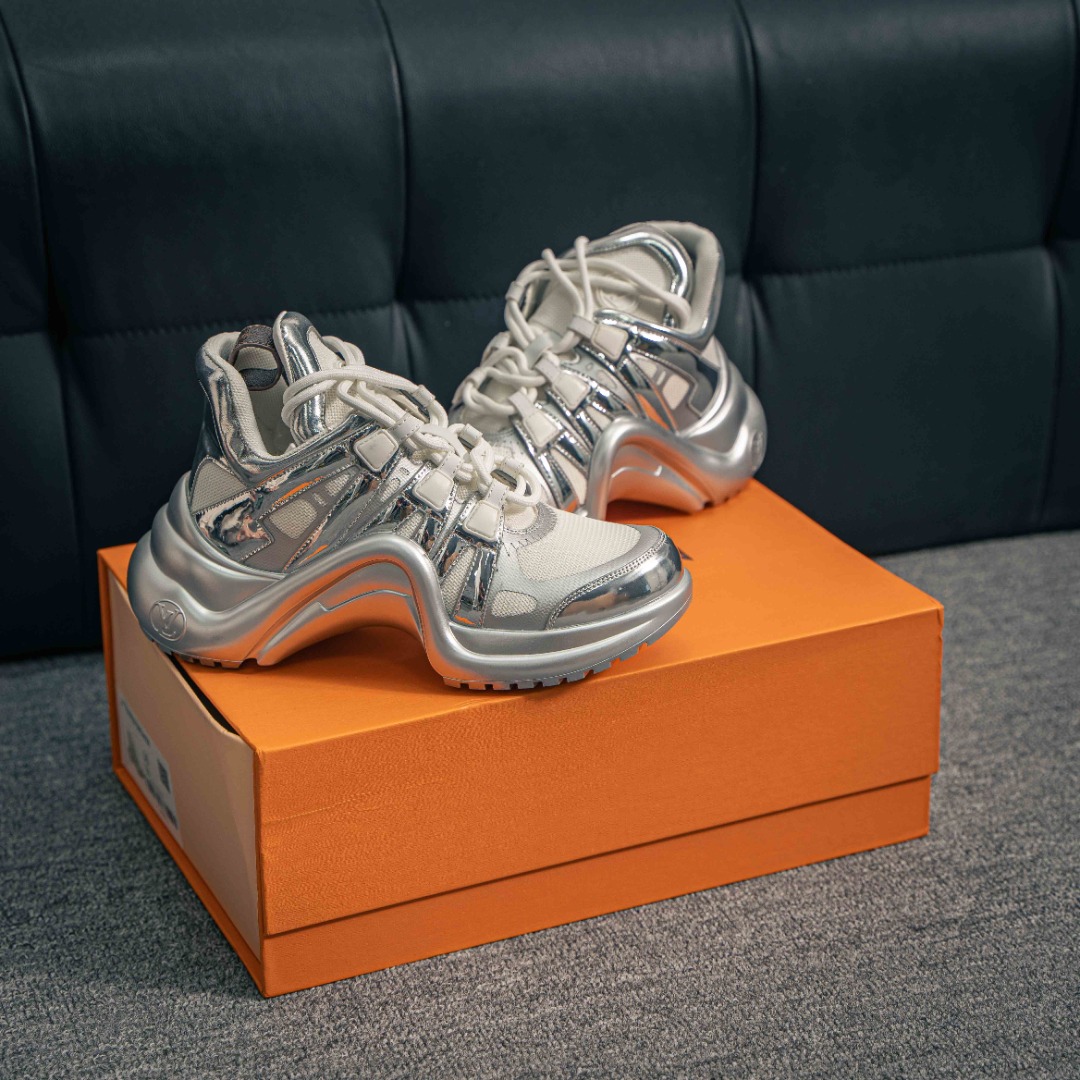 💰440     核心私

 ns炸款米兰走秀风，高奢品牌-路易威登Louis Vuitton Archlight Sneakers LV真皮拼色减震网面运动弓型舞蹈复古老爹运动鞋。升级2025 原装配件5D效果礼盒及全套原装配件包装物#雪梨形超软沙绒纸团+细节制造精品#采用头层小牛皮革饰片#独立开发TPU回弹中底#组合TPR耐磨外底#超软皮内里脚垫
尺码：35 36 37 38 39 40
152229