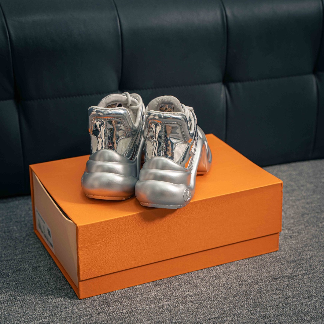 💰440     核心私

 ns炸款米兰走秀风，高奢品牌-路易威登Louis Vuitton Archlight Sneakers LV真皮拼色减震网面运动弓型舞蹈复古老爹运动鞋。升级2025 原装配件5D效果礼盒及全套原装配件包装物#雪梨形超软沙绒纸团+细节制造精品#采用头层小牛皮革饰片#独立开发TPU回弹中底#组合TPR耐磨外底#超软皮内里脚垫
尺码：35 36 37 38 39 40
152229