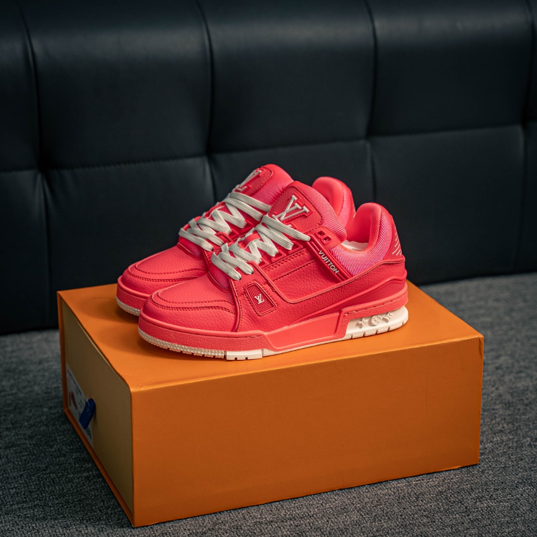 💰280     核心私

LOUIS VUITTON  LV 路易威登 外包装全新升级原版完美楦型 东莞大厂出产 品控胜过市面百分之95
TPU大底材料。独家底磨 开发费5w+ 质感媲美原版 密集度超高 区别于同行色泽质感 意大利进口头层一刀切小牛皮 皮料厚实度韧性高于市面
原版垫脚聚米微料加透气英伦网布 都是按正品一比一打造开发 不偷半点料 不掺半点假 
细节原版一致 可对比 全包套原版包装配件 目前市面一梯队级别 
市场太杂请注意混卖版本 可区别材料 版型 质感 包装配件 一切肉眼可见的细节。
尺码： 35 36 37 38 39 40 41 42 43 44 45 46
2222