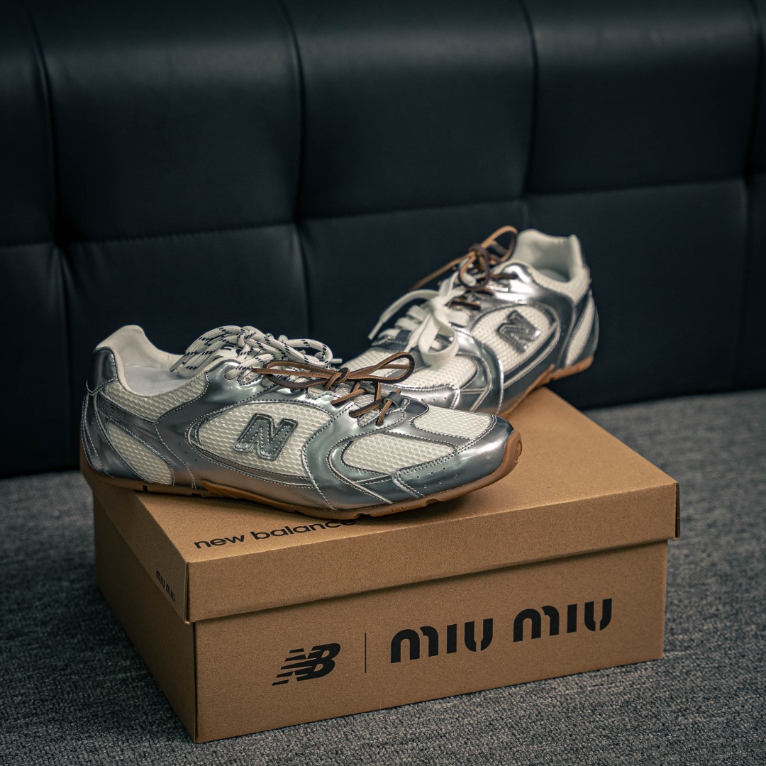 💰350     核心私

莞版纯原 礼盒包装 
Miumiu x New Balance  NB530 联名款运动鞋  缪缪大秀上爆出的这双与New Balance 新百伦联名款运动 球鞋 后全球各大代购官网火爆上市.
开春走秀场曝光、非常流行的美拉德配色平底鞋，双鞋带设计、独特风格，非常有质感！上脚非常轻便 百搭 全球以及国内社交平台已爆众多上脚图 多位顶级流量明星立捧
面料:  原版定制牛反绒
内里:  进口透网布拼接羊皮里
鞋底:  原版开模牛筋大底
底厚：2.5CM
银白网 Size:   35-45
152229