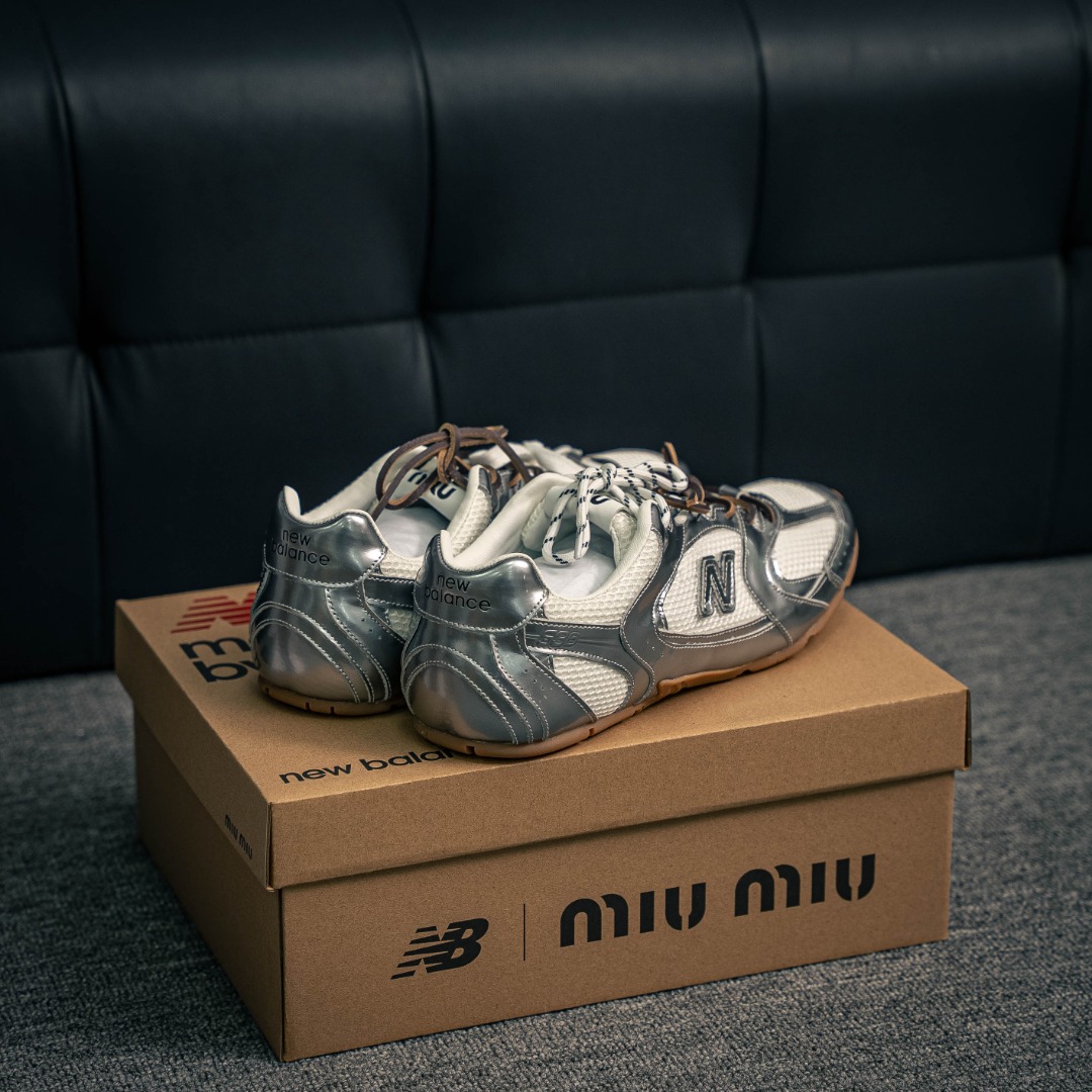 💰350     核心私

莞版纯原 礼盒包装 
Miumiu x New Balance  NB530 联名款运动鞋  缪缪大秀上爆出的这双与New Balance 新百伦联名款运动 球鞋 后全球各大代购官网火爆上市.
开春走秀场曝光、非常流行的美拉德配色平底鞋，双鞋带设计、独特风格，非常有质感！上脚非常轻便 百搭 全球以及国内社交平台已爆众多上脚图 多位顶级流量明星立捧
面料:  原版定制牛反绒
内里:  进口透网布拼接羊皮里
鞋底:  原版开模牛筋大底
底厚：2.5CM
银白网 Size:   35-45
152229