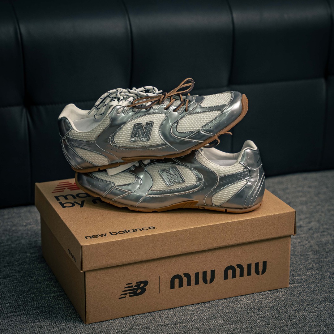 💰350     核心私

莞版纯原 礼盒包装 
Miumiu x New Balance  NB530 联名款运动鞋  缪缪大秀上爆出的这双与New Balance 新百伦联名款运动 球鞋 后全球各大代购官网火爆上市.
开春走秀场曝光、非常流行的美拉德配色平底鞋，双鞋带设计、独特风格，非常有质感！上脚非常轻便 百搭 全球以及国内社交平台已爆众多上脚图 多位顶级流量明星立捧
面料:  原版定制牛反绒
内里:  进口透网布拼接羊皮里
鞋底:  原版开模牛筋大底
底厚：2.5CM
银白网 Size:   35-45
152229