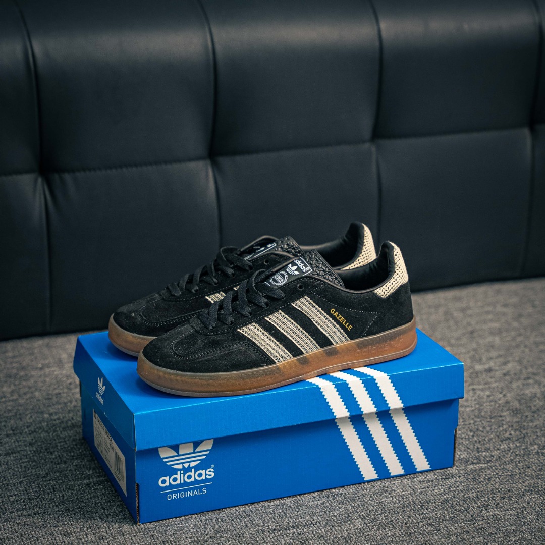 核心私 Adidas Originals Gazelle Indoor 三叶草复古防滑耐磨低帮板鞋 鞋款采用柔软的绒面革和耐用的皮革衬里融合在橡胶外底上 货号:JI2755 xd