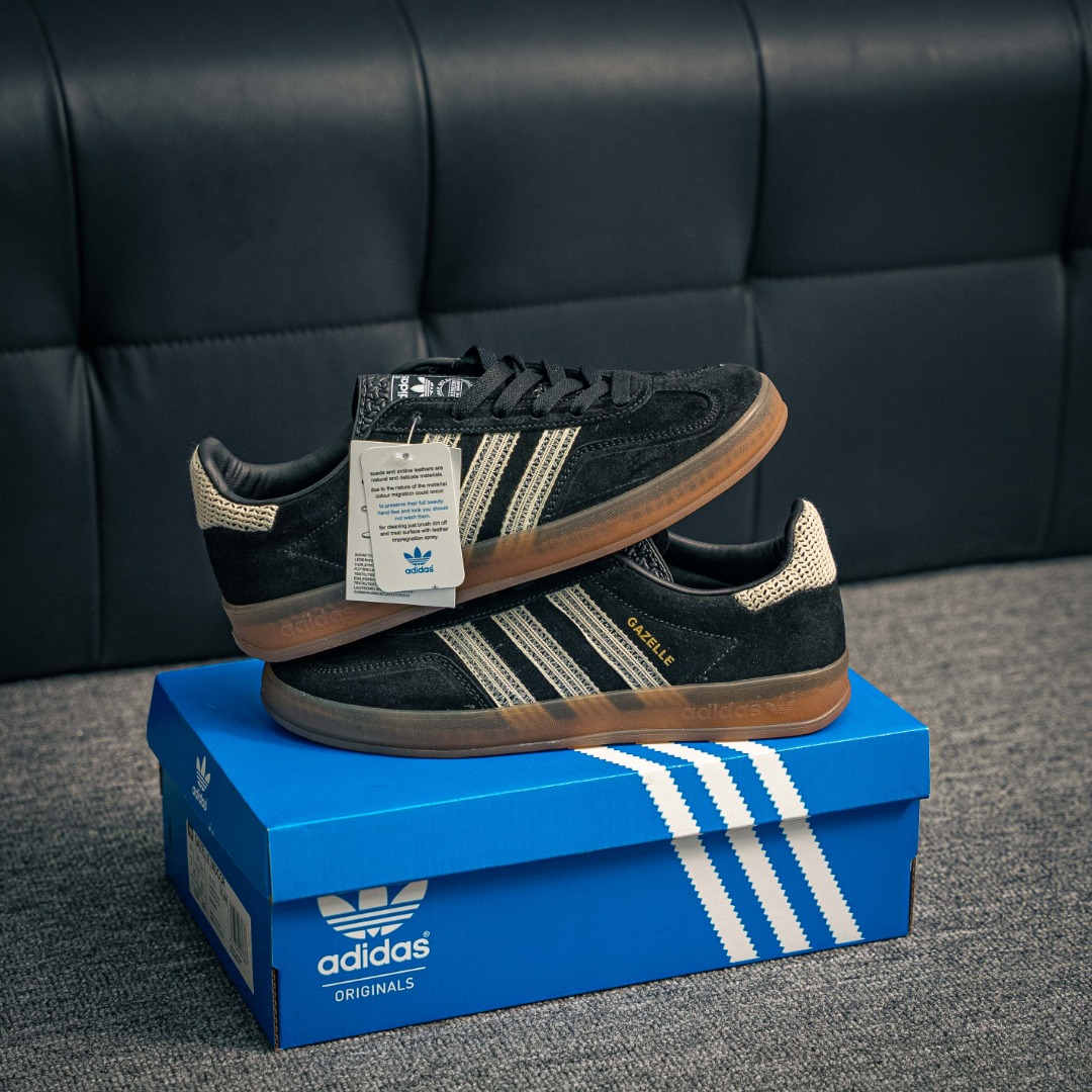 核心私 Adidas Originals Gazelle Indoor 三叶草复古防滑耐磨低帮板鞋 鞋款采用柔软的绒面革和耐用的皮革衬里融合在橡胶外底上 货号:JI2755 xd