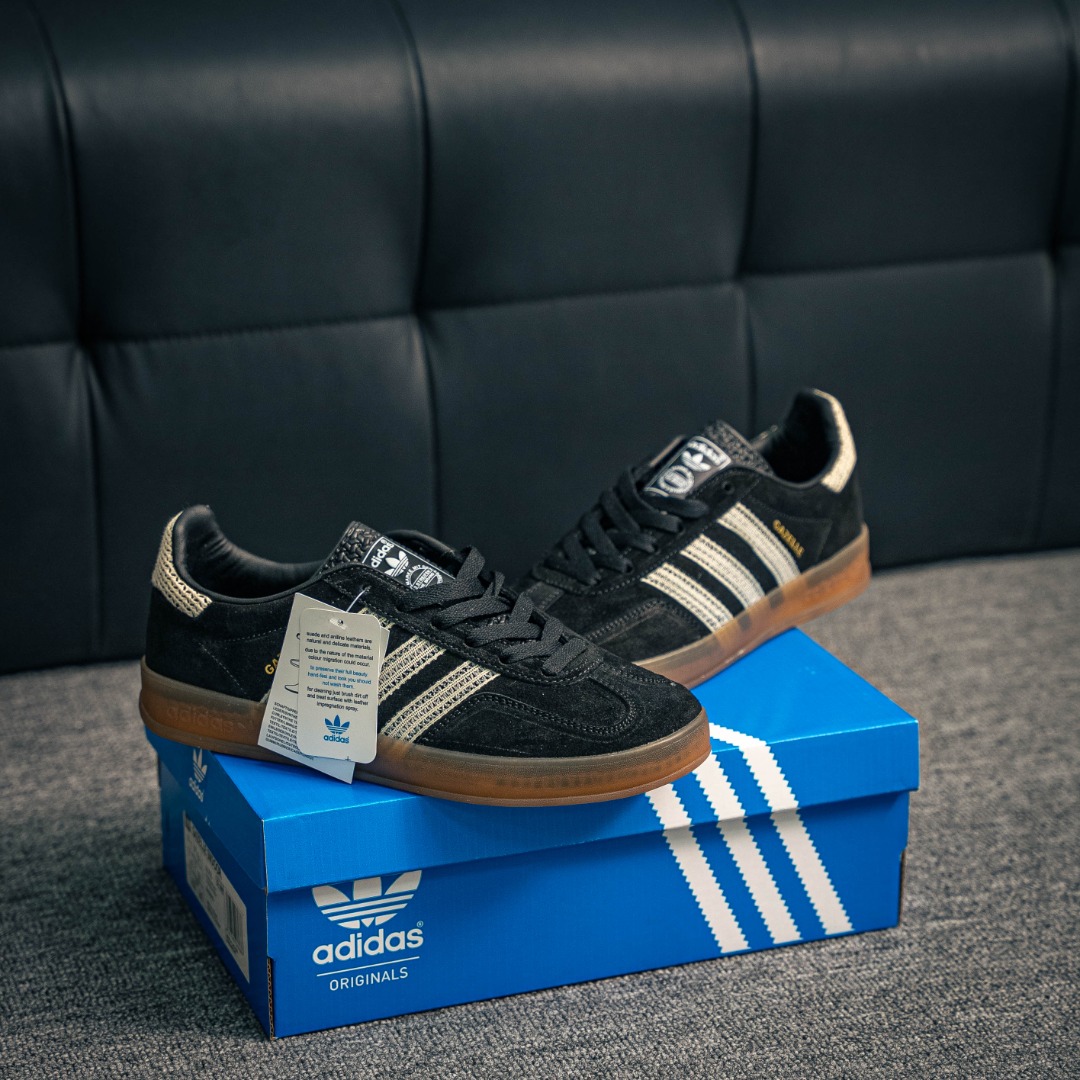 核心私 Adidas Originals Gazelle Indoor 三叶草复古防滑耐磨低帮板鞋 鞋款采用柔软的绒面革和耐用的皮革衬里融合在橡胶外底上 货号:JI2755 xd