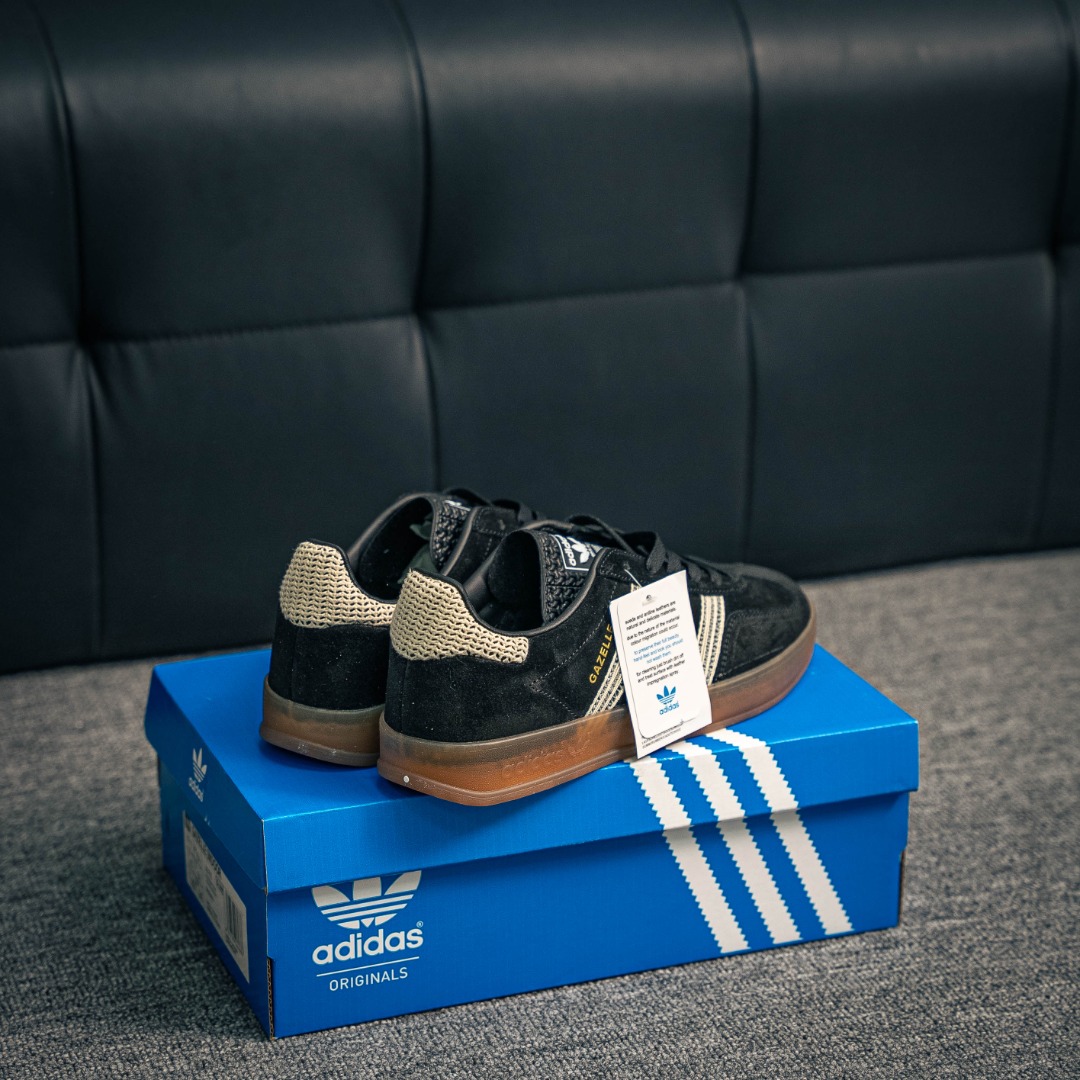 核心私 Adidas Originals Gazelle Indoor 三叶草复古防滑耐磨低帮板鞋 鞋款采用柔软的绒面革和耐用的皮革衬里融合在橡胶外底上 货号:JI2755 xd