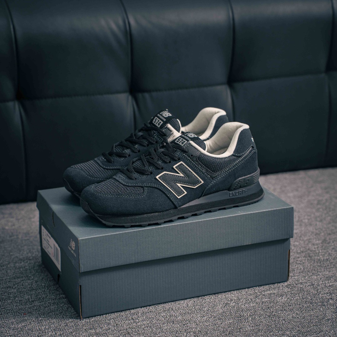 💰160        核心私

新百伦New Balance NB5740系列 凭借多种严选的优质素材重塑出让人耳目一新又充满层次感的革新中低结构。为呼应90年代的巨大化潮流，鞋侧也点题采用了相应的巨大化Logo，并且加上反光细节点缀，再结合同样启发自574并经过改良的抓地鞋底，可谓集结两大年代的注目设计元素 
货号：U574NAB
尺码：36 36.5 37.5 38 38.5 39 40 40.5 41 42 42.5 43 44 45
1433