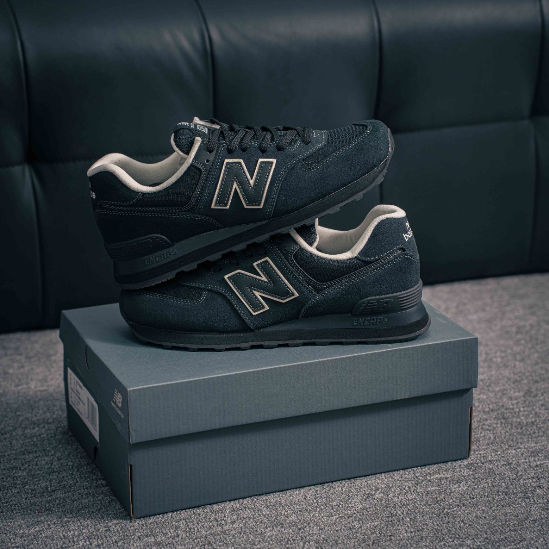💰160        核心私

新百伦New Balance NB5740系列 凭借多种严选的优质素材重塑出让人耳目一新又充满层次感的革新中低结构。为呼应90年代的巨大化潮流，鞋侧也点题采用了相应的巨大化Logo，并且加上反光细节点缀，再结合同样启发自574并经过改良的抓地鞋底，可谓集结两大年代的注目设计元素 
货号：U574NAB
尺码：36 36.5 37.5 38 38.5 39 40 40.5 41 42 42.5 43 44 45
1433