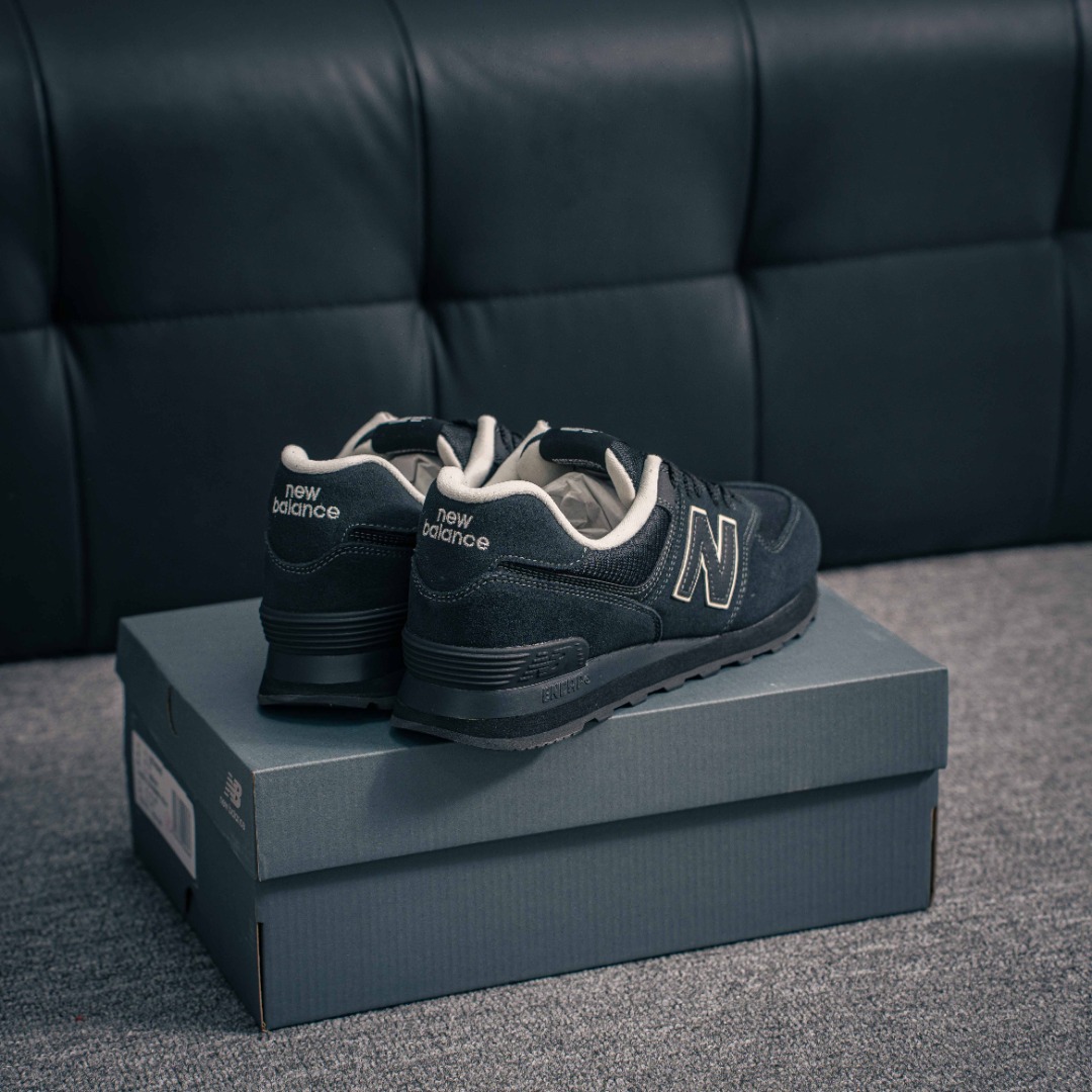 💰160        核心私

新百伦New Balance NB5740系列 凭借多种严选的优质素材重塑出让人耳目一新又充满层次感的革新中低结构。为呼应90年代的巨大化潮流，鞋侧也点题采用了相应的巨大化Logo，并且加上反光细节点缀，再结合同样启发自574并经过改良的抓地鞋底，可谓集结两大年代的注目设计元素 
货号：U574NAB
尺码：36 36.5 37.5 38 38.5 39 40 40.5 41 42 42.5 43 44 45
1433