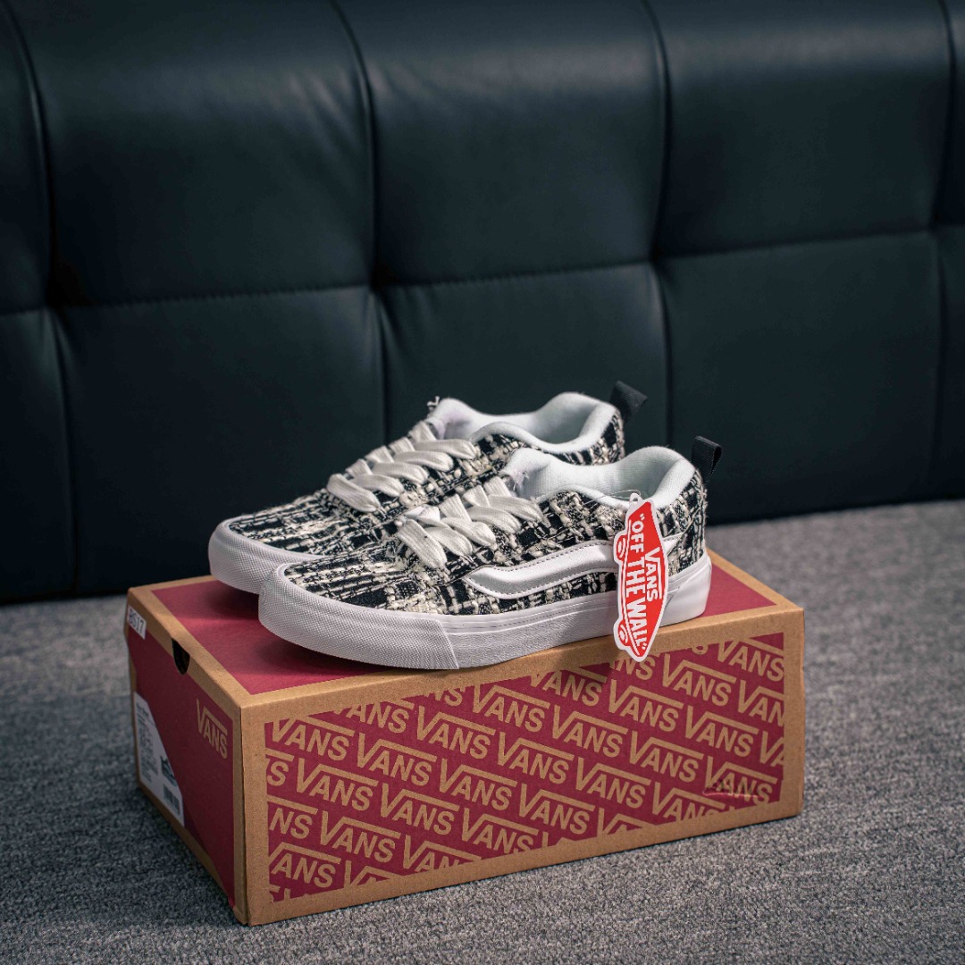 💰150      核心私

Vans Knu Skool范斯面包鞋 小香风面包鞋 休闲鞋男女鞋低帮减震板鞋
尺码：35 36 36.5 37 38 38.5 39 40 40.5 41 42 42.5 43 44 工艺：硫化1:1（重量1:1、真标、原钢印、材质标、鞋型标、合格证）
YK