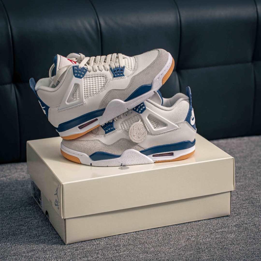 核心私 Nike SB x Air Jordan AJ4 联名海军蓝 白蓝 重点区分市面 唯一正确细节 后跟饰片中心位置有合模线 超弹硅胶材质 内层不织布补强 补强为硅胶提供更强耐久性 避免断裂 独家外贸特供尺码含 45.5 48.5 国内外口碑最好最推荐的产品 市场中端王者 亲自操刀耗时半年巨作 全套原纸板楦头开发 确保原汁原味 完美呈现四代版型 一比一鞋头弧度高度鞋身弧度 此版本只针对中端市场 皮料材质有所更替 其他数据细节工艺流程均保持一致 绝不口嗨 细节品控鞋型随意秒杀市面3XX 4XX 原厂TPU网格鞋带扣 正确内里网布 菱角分明不变形无多余毛边 柔软性质感一致于原鞋 市场唯一原厂鞋扣模具 背面可见隐藏注塑口 原厂织唛标 原厂飞人电绣工艺 尾指中部跳三针 独家绑鞋带手法 印刷中底布 四线拉帮 米色美纹纸贴合固定 进口港宝加持 后跟自然饱满 全鞋荧光划线卡点 追求极致完美 每一双都是工艺品 多重QC质检 超越公司货的品控标准 实实在在的免检产品 货号:DR5415 100 7