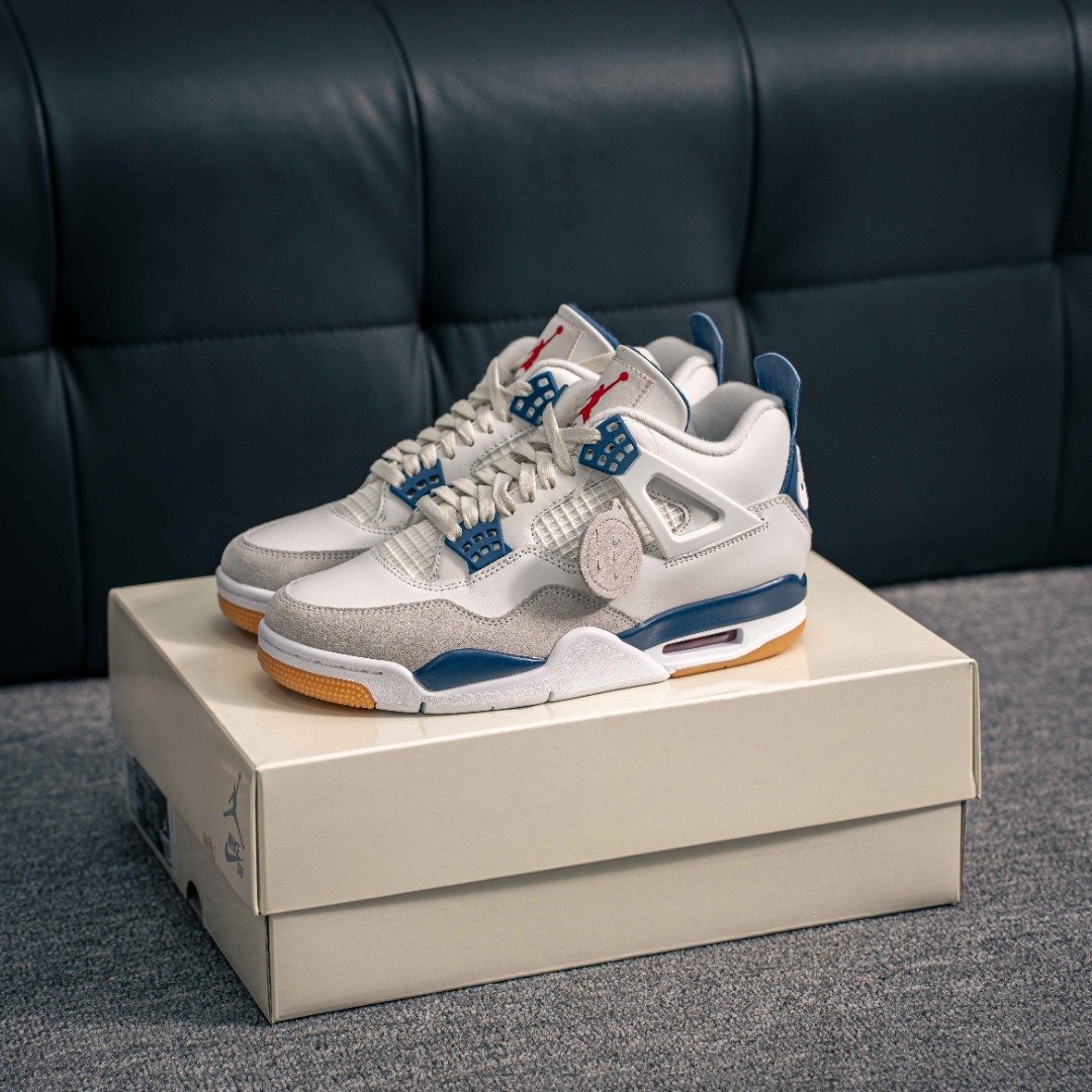 核心私 Nike SB x Air Jordan AJ4 联名海军蓝 白蓝 重点区分市面 唯一正确细节 后跟饰片中心位置有合模线 超弹硅胶材质 内层不织布补强 补强为硅胶提供更强耐久性 避免断裂 独家外贸特供尺码含 45.5 48.5 国内外口碑最好最推荐的产品 市场中端王者 亲自操刀耗时半年巨作 全套原纸板楦头开发 确保原汁原味 完美呈现四代版型 一比一鞋头弧度高度鞋身弧度 此版本只针对中端市场 皮料材质有所更替 其他数据细节工艺流程均保持一致 绝不口嗨 细节品控鞋型随意秒杀市面3XX 4XX 原厂TPU网格鞋带扣 正确内里网布 菱角分明不变形无多余毛边 柔软性质感一致于原鞋 市场唯一原厂鞋扣模具 背面可见隐藏注塑口 原厂织唛标 原厂飞人电绣工艺 尾指中部跳三针 独家绑鞋带手法 印刷中底布 四线拉帮 米色美纹纸贴合固定 进口港宝加持 后跟自然饱满 全鞋荧光划线卡点 追求极致完美 每一双都是工艺品 多重QC质检 超越公司货的品控标准 实实在在的免检产品 货号:DR5415 100 7