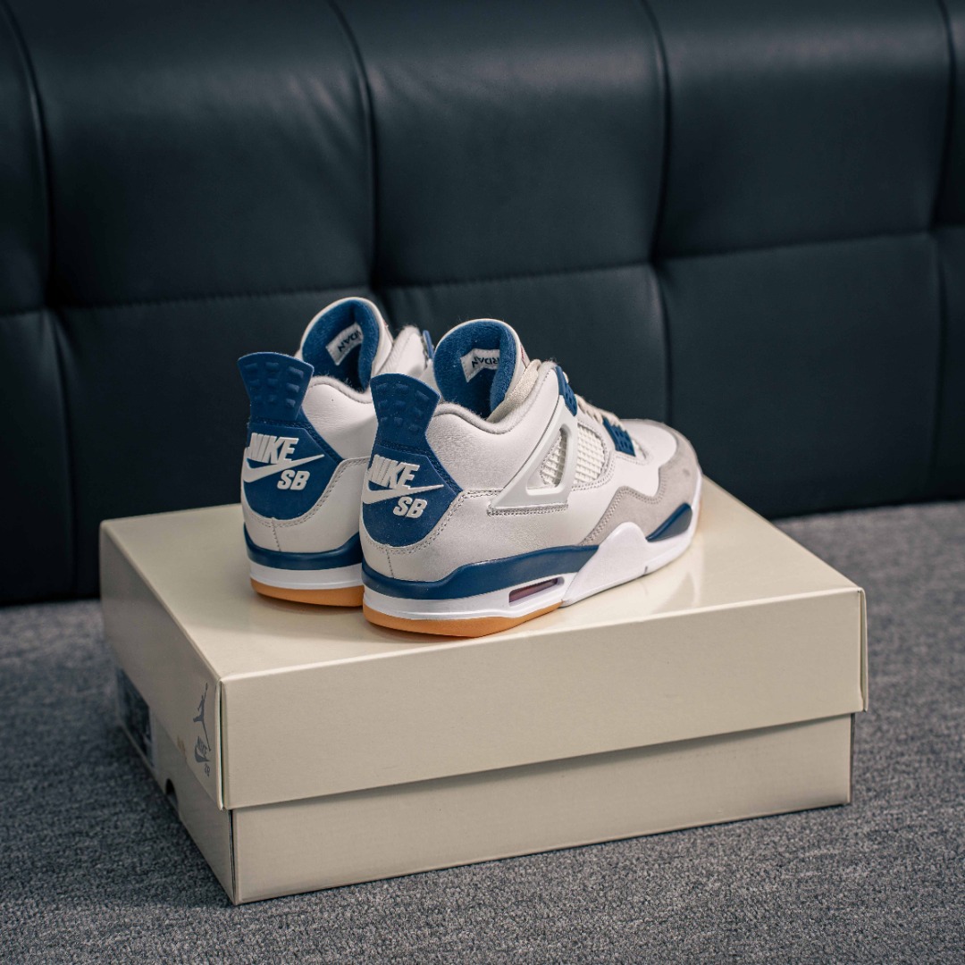 核心私 Nike SB x Air Jordan AJ4 联名海军蓝 白蓝 重点区分市面 唯一正确细节 后跟饰片中心位置有合模线 超弹硅胶材质 内层不织布补强 补强为硅胶提供更强耐久性 避免断裂 独家外贸特供尺码含 45.5 48.5 国内外口碑最好最推荐的产品 市场中端王者 亲自操刀耗时半年巨作 全套原纸板楦头开发 确保原汁原味 完美呈现四代版型 一比一鞋头弧度高度鞋身弧度 此版本只针对中端市场 皮料材质有所更替 其他数据细节工艺流程均保持一致 绝不口嗨 细节品控鞋型随意秒杀市面3XX 4XX 原厂TPU网格鞋带扣 正确内里网布 菱角分明不变形无多余毛边 柔软性质感一致于原鞋 市场唯一原厂鞋扣模具 背面可见隐藏注塑口 原厂织唛标 原厂飞人电绣工艺 尾指中部跳三针 独家绑鞋带手法 印刷中底布 四线拉帮 米色美纹纸贴合固定 进口港宝加持 后跟自然饱满 全鞋荧光划线卡点 追求极致完美 每一双都是工艺品 多重QC质检 超越公司货的品控标准 实实在在的免检产品 货号:DR5415 100 7