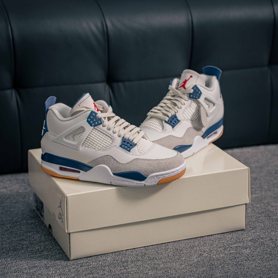 核心私 Nike SB x Air Jordan AJ4 联名海军蓝 白蓝 重点区分市面 唯一正确细节 后跟饰片中心位置有合模线 超弹硅胶材质 内层不织布补强 补强为硅胶提供更强耐久性 避免断裂 独家外贸特供尺码含 45.5 48.5 国内外口碑最好最推荐的产品 市场中端王者 亲自操刀耗时半年巨作 全套原纸板楦头开发 确保原汁原味 完美呈现四代版型 一比一鞋头弧度高度鞋身弧度 此版本只针对中端市场 皮料材质有所更替 其他数据细节工艺流程均保持一致 绝不口嗨 细节品控鞋型随意秒杀市面3XX 4XX 原厂TPU网格鞋带扣 正确内里网布 菱角分明不变形无多余毛边 柔软性质感一致于原鞋 市场唯一原厂鞋扣模具 背面可见隐藏注塑口 原厂织唛标 原厂飞人电绣工艺 尾指中部跳三针 独家绑鞋带手法 印刷中底布 四线拉帮 米色美纹纸贴合固定 进口港宝加持 后跟自然饱满 全鞋荧光划线卡点 追求极致完美 每一双都是工艺品 多重QC质检 超越公司货的品控标准 实实在在的免检产品 货号:DR5415 100 7
