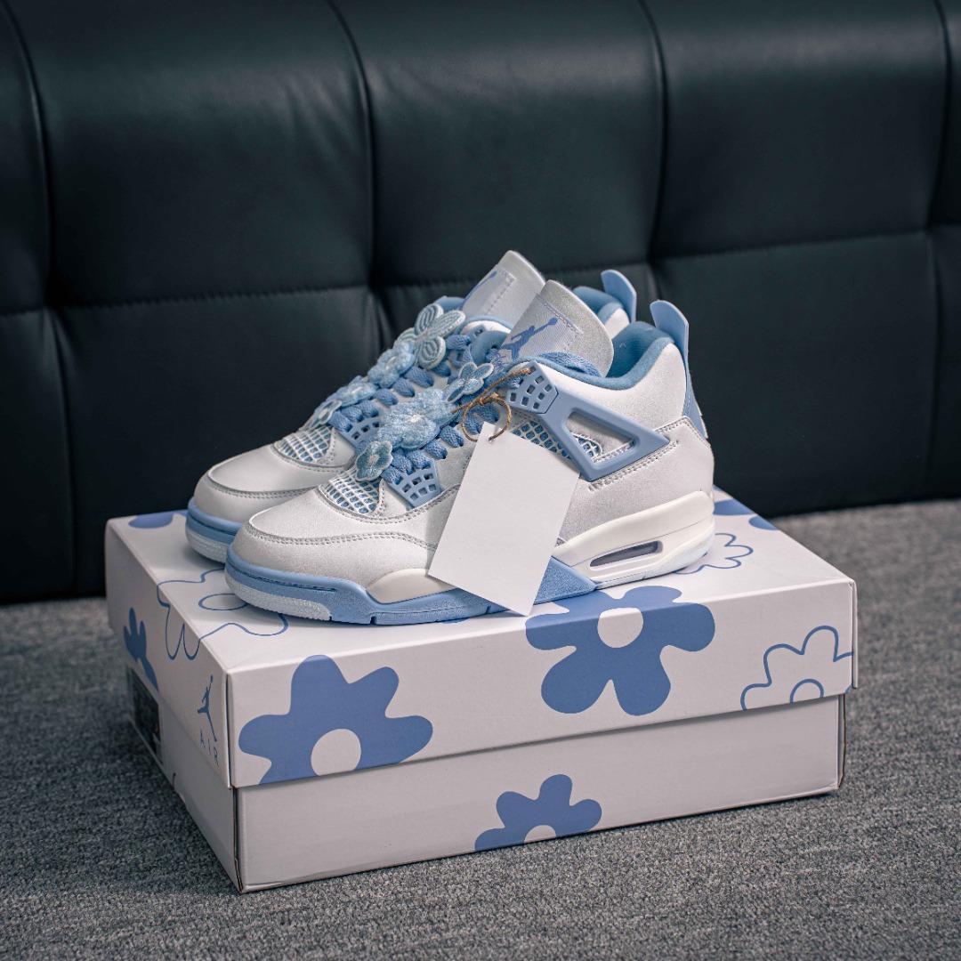 核心私 Air Jordan 4 Retro "Aluminum" 白蓝色 AJ4 乔丹4代 aj4 乔4 白蓝色 乔丹篮球鞋系列 鞋身整体以白色皮革为主色调,辅以浅蓝色点缀,搭配蓝色的鞋带,让整鞋看起来更有整体感.鞋身中间添加着白色网格状透出蓝色内衬,鞋舌顶端白色的标签,以蓝色Jumpman Logo以及蓝色Flight刺绣字样,彰显球鞋身份;鞋带孔部位的TPU装饰采用蓝色呈现,更具细节感.后跟位置的提环使用蓝色TPU材质,给鞋身带来更多色彩层次感.后跟Jumpman Logo及外底迷你Jumpmman Logo分别以白色、蓝色点缀,中底使用白蓝妆点,呼应鞋身设计,最后以搭载有开窗式Air Maxs气垫的中底收尾. 货号:HV0823 100