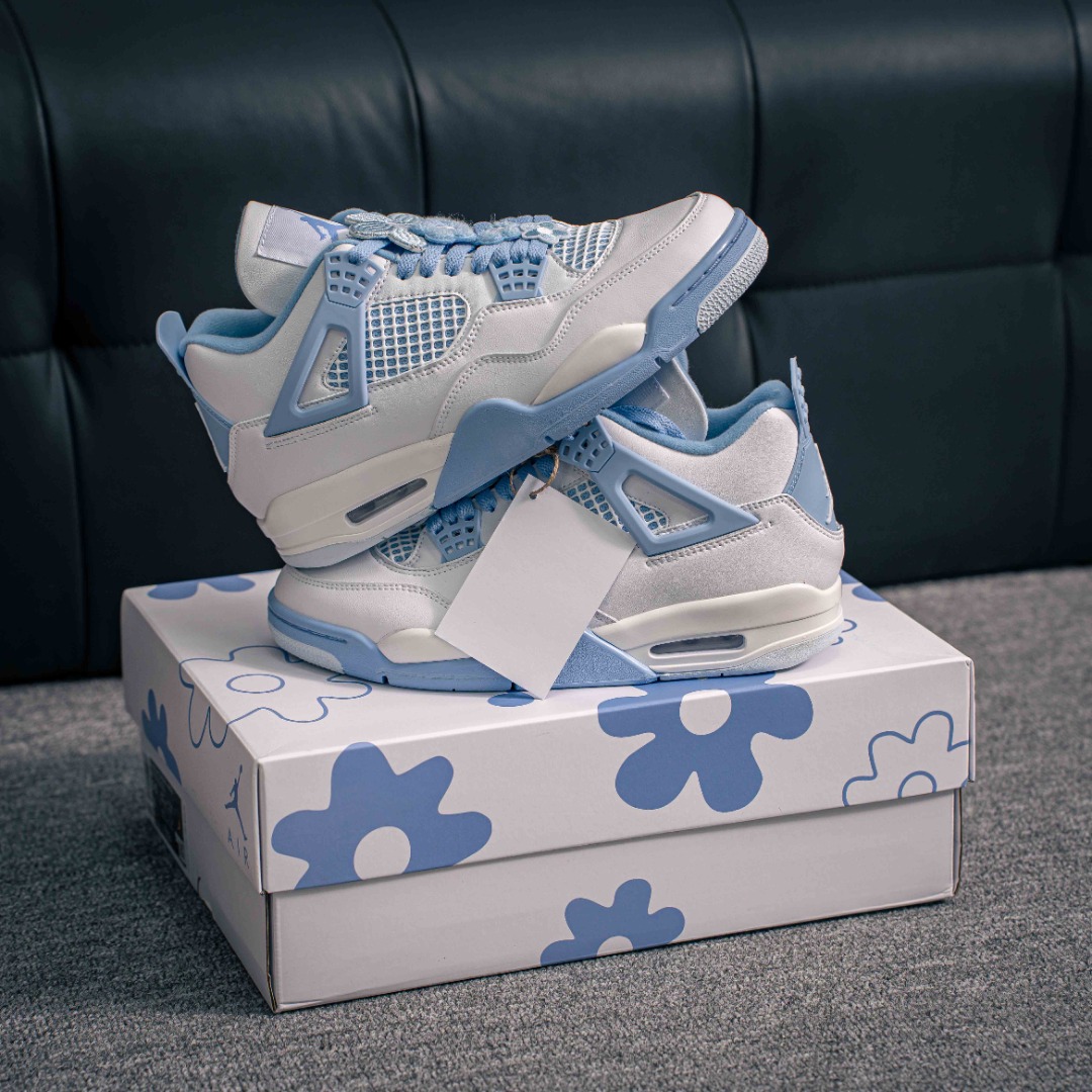 核心私 Air Jordan 4 Retro "Aluminum" 白蓝色 AJ4 乔丹4代 aj4 乔4 白蓝色 乔丹篮球鞋系列 鞋身整体以白色皮革为主色调,辅以浅蓝色点缀,搭配蓝色的鞋带,让整鞋看起来更有整体感.鞋身中间添加着白色网格状透出蓝色内衬,鞋舌顶端白色的标签,以蓝色Jumpman Logo以及蓝色Flight刺绣字样,彰显球鞋身份;鞋带孔部位的TPU装饰采用蓝色呈现,更具细节感.后跟位置的提环使用蓝色TPU材质,给鞋身带来更多色彩层次感.后跟Jumpman Logo及外底迷你Jumpmman Logo分别以白色、蓝色点缀,中底使用白蓝妆点,呼应鞋身设计,最后以搭载有开窗式Air Maxs气垫的中底收尾. 货号:HV0823 100