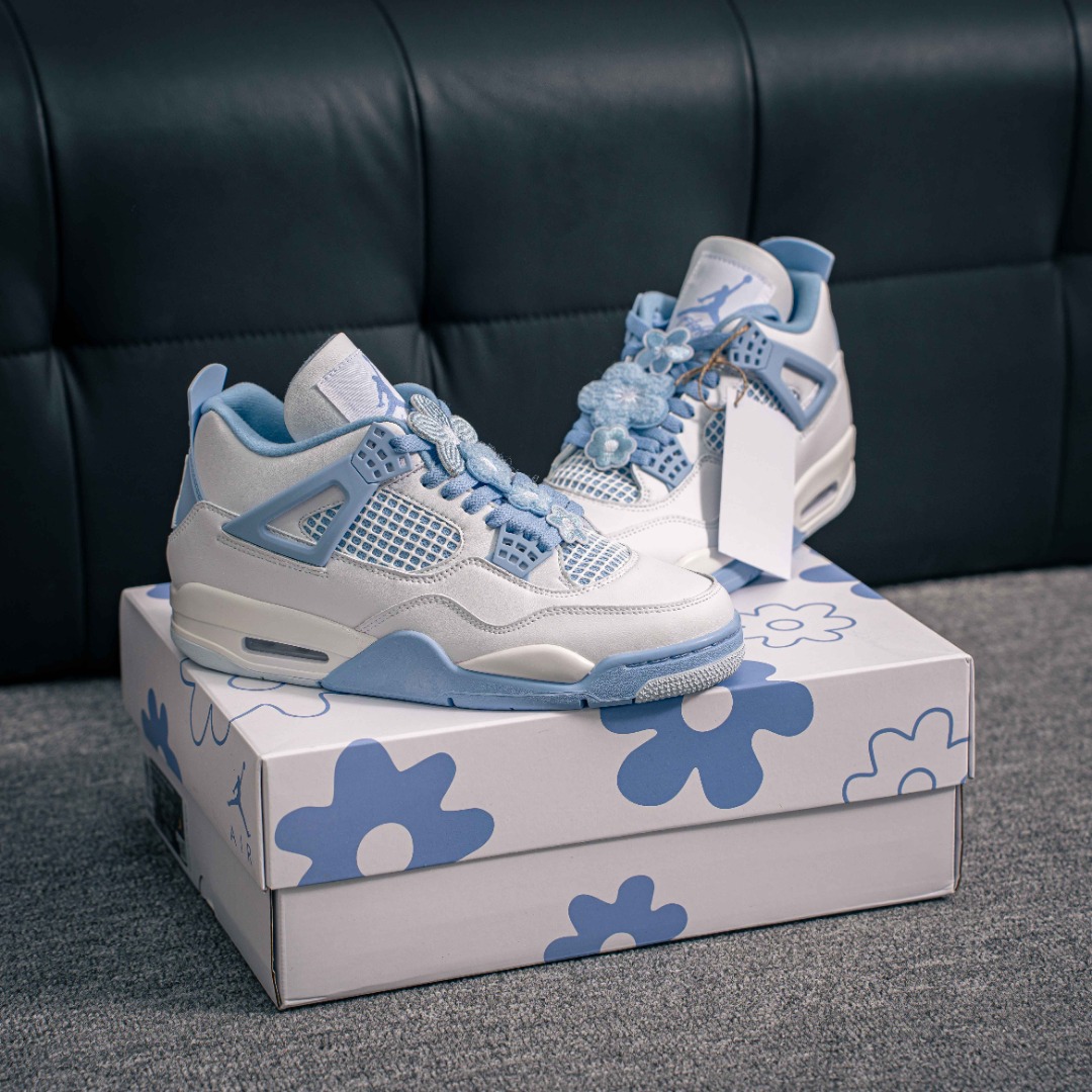 核心私 Air Jordan 4 Retro "Aluminum" 白蓝色 AJ4 乔丹4代 aj4 乔4 白蓝色 乔丹篮球鞋系列 鞋身整体以白色皮革为主色调,辅以浅蓝色点缀,搭配蓝色的鞋带,让整鞋看起来更有整体感.鞋身中间添加着白色网格状透出蓝色内衬,鞋舌顶端白色的标签,以蓝色Jumpman Logo以及蓝色Flight刺绣字样,彰显球鞋身份;鞋带孔部位的TPU装饰采用蓝色呈现,更具细节感.后跟位置的提环使用蓝色TPU材质,给鞋身带来更多色彩层次感.后跟Jumpman Logo及外底迷你Jumpmman Logo分别以白色、蓝色点缀,中底使用白蓝妆点,呼应鞋身设计,最后以搭载有开窗式Air Maxs气垫的中底收尾. 货号:HV0823 100