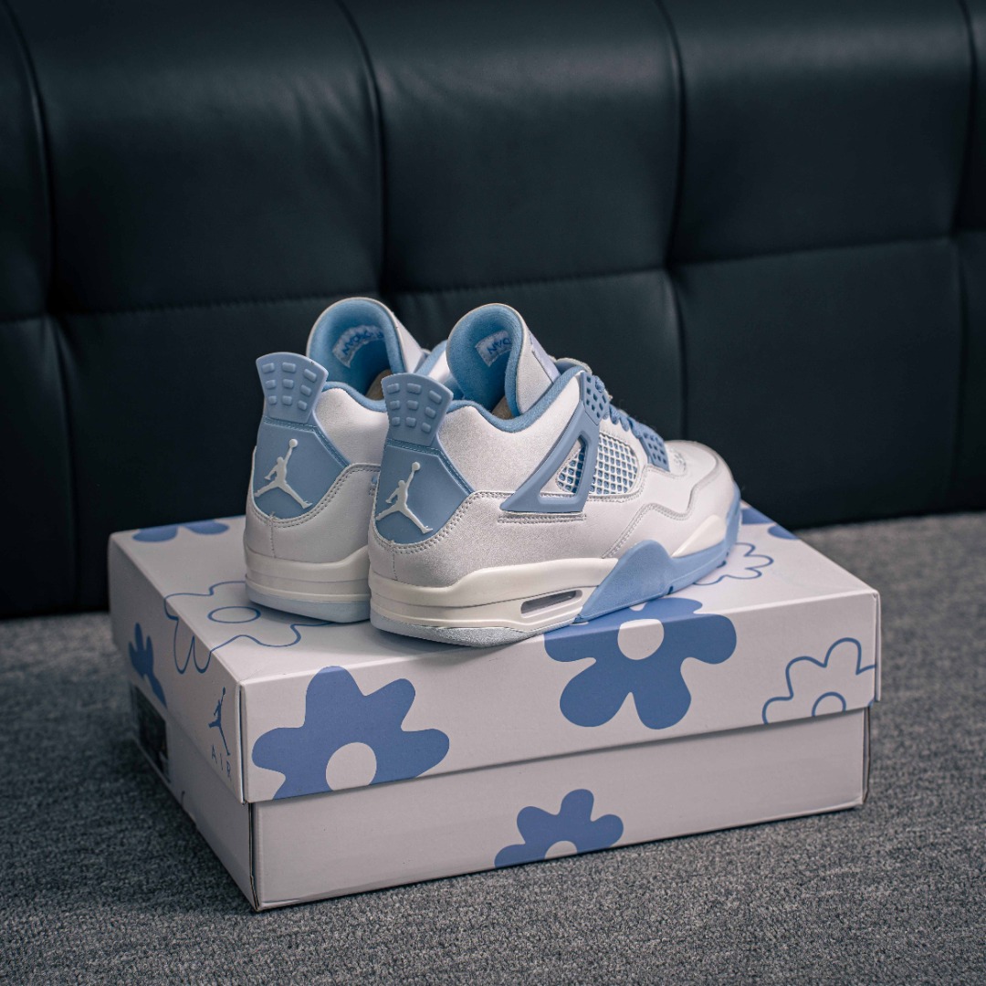 核心私 Air Jordan 4 Retro "Aluminum" 白蓝色 AJ4 乔丹4代 aj4 乔4 白蓝色 乔丹篮球鞋系列 鞋身整体以白色皮革为主色调,辅以浅蓝色点缀,搭配蓝色的鞋带,让整鞋看起来更有整体感.鞋身中间添加着白色网格状透出蓝色内衬,鞋舌顶端白色的标签,以蓝色Jumpman Logo以及蓝色Flight刺绣字样,彰显球鞋身份;鞋带孔部位的TPU装饰采用蓝色呈现,更具细节感.后跟位置的提环使用蓝色TPU材质,给鞋身带来更多色彩层次感.后跟Jumpman Logo及外底迷你Jumpmman Logo分别以白色、蓝色点缀,中底使用白蓝妆点,呼应鞋身设计,最后以搭载有开窗式Air Maxs气垫的中底收尾. 货号:HV0823 100