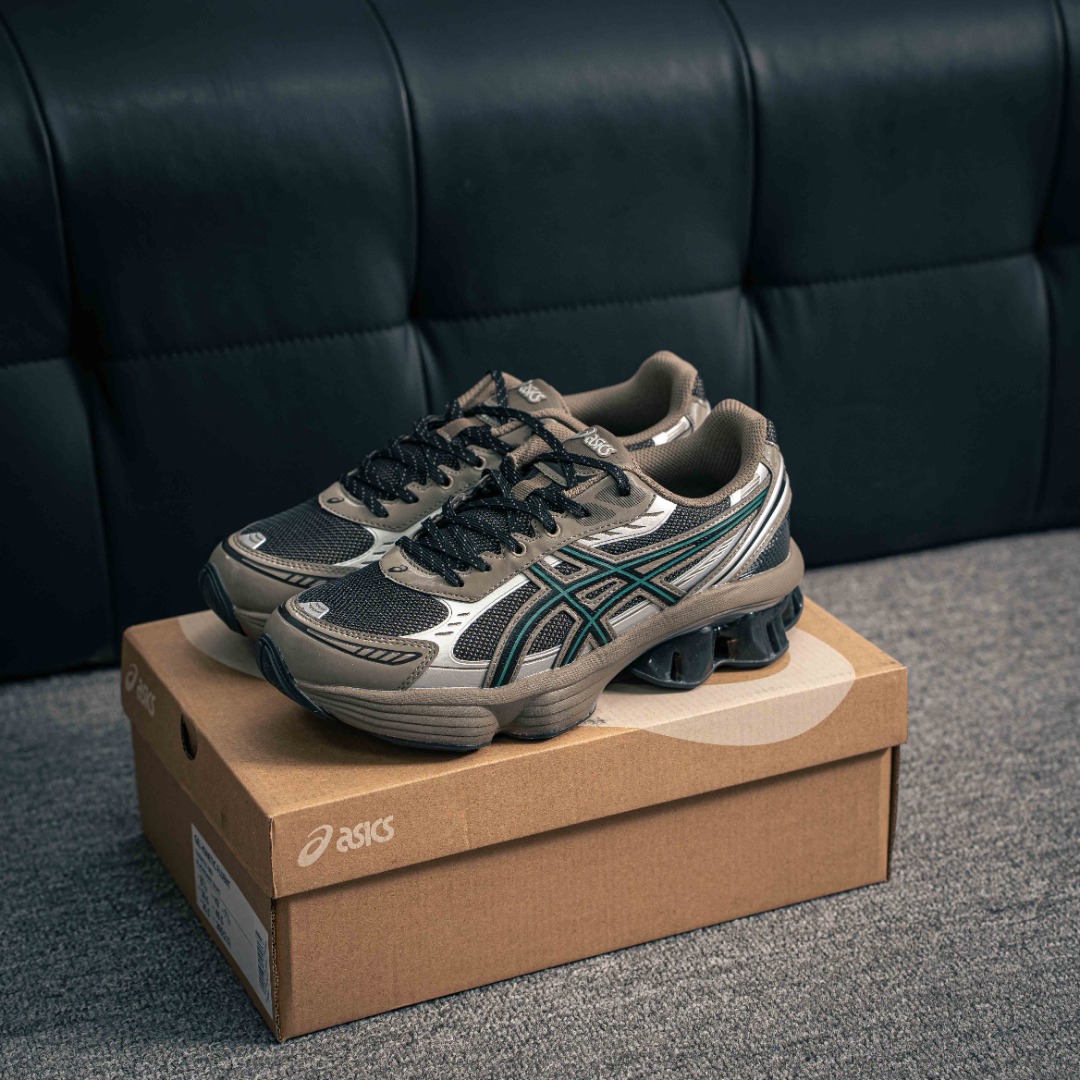 💰250         核心私

Asics Gel-Kinetic Fluent 
亚瑟士运动休闲透气专业跑鞋 
新一代缓震未来感跑鞋
鞋面复杂的切割和银色细节极具前卫风格
大底科技十足且独特外观的GEL
不仅在视觉上夺人眼球 同时可提供全天候的舒适缓冲
更多细节后半掌GEL+
前半掌FFBlast中底科技堆叠
KIKO风的设计语言拼接ASICS鞋体流线
耐磨材质耐磨性强,稳定性高抓地更牢,不易打滑
货号：1203A737-002
尺码：40 40.5 41.5 42 42.5 43.5 44 45
3116