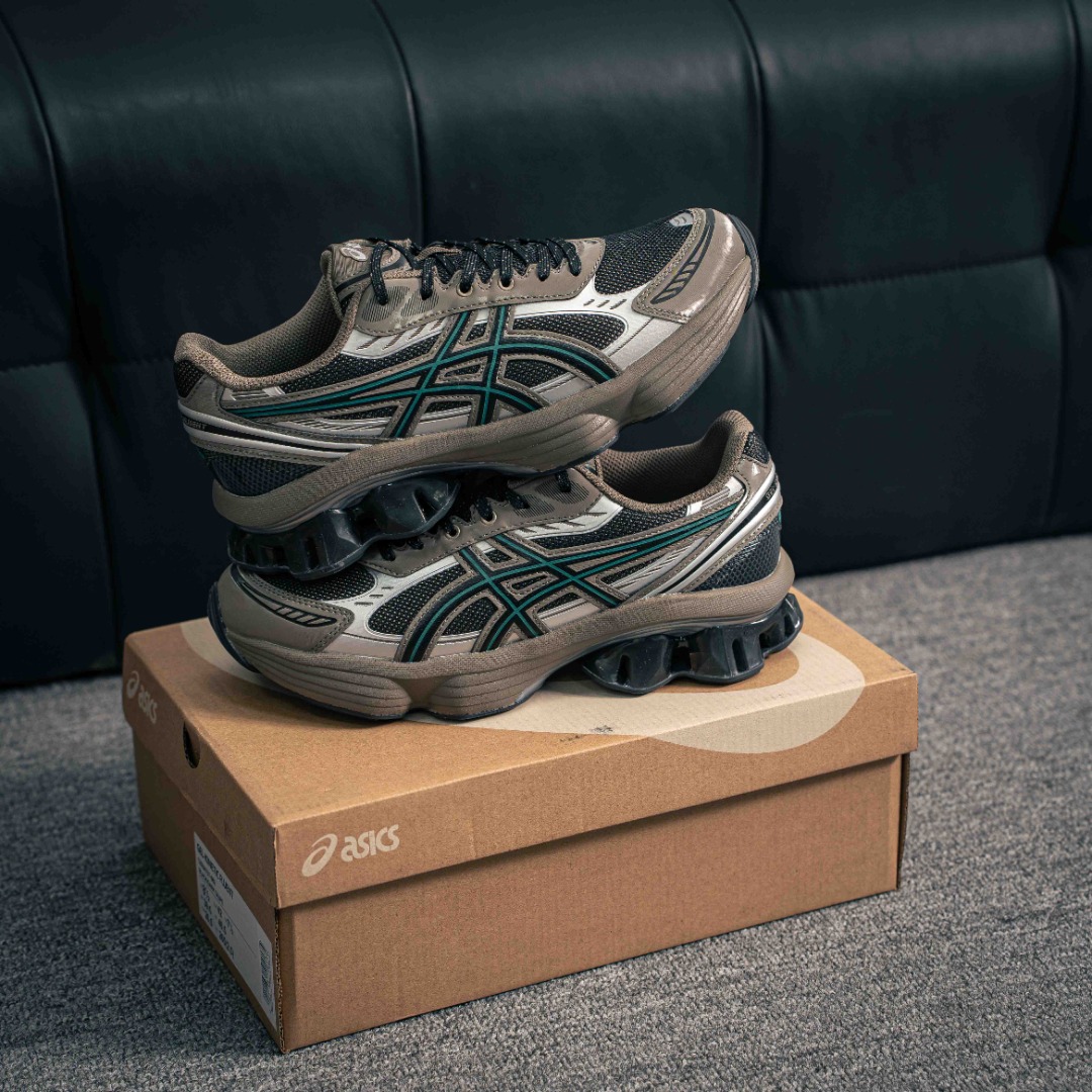 💰250         核心私

Asics Gel-Kinetic Fluent 
亚瑟士运动休闲透气专业跑鞋 
新一代缓震未来感跑鞋
鞋面复杂的切割和银色细节极具前卫风格
大底科技十足且独特外观的GEL
不仅在视觉上夺人眼球 同时可提供全天候的舒适缓冲
更多细节后半掌GEL+
前半掌FFBlast中底科技堆叠
KIKO风的设计语言拼接ASICS鞋体流线
耐磨材质耐磨性强,稳定性高抓地更牢,不易打滑
货号：1203A737-002
尺码：40 40.5 41.5 42 42.5 43.5 44 45
3116