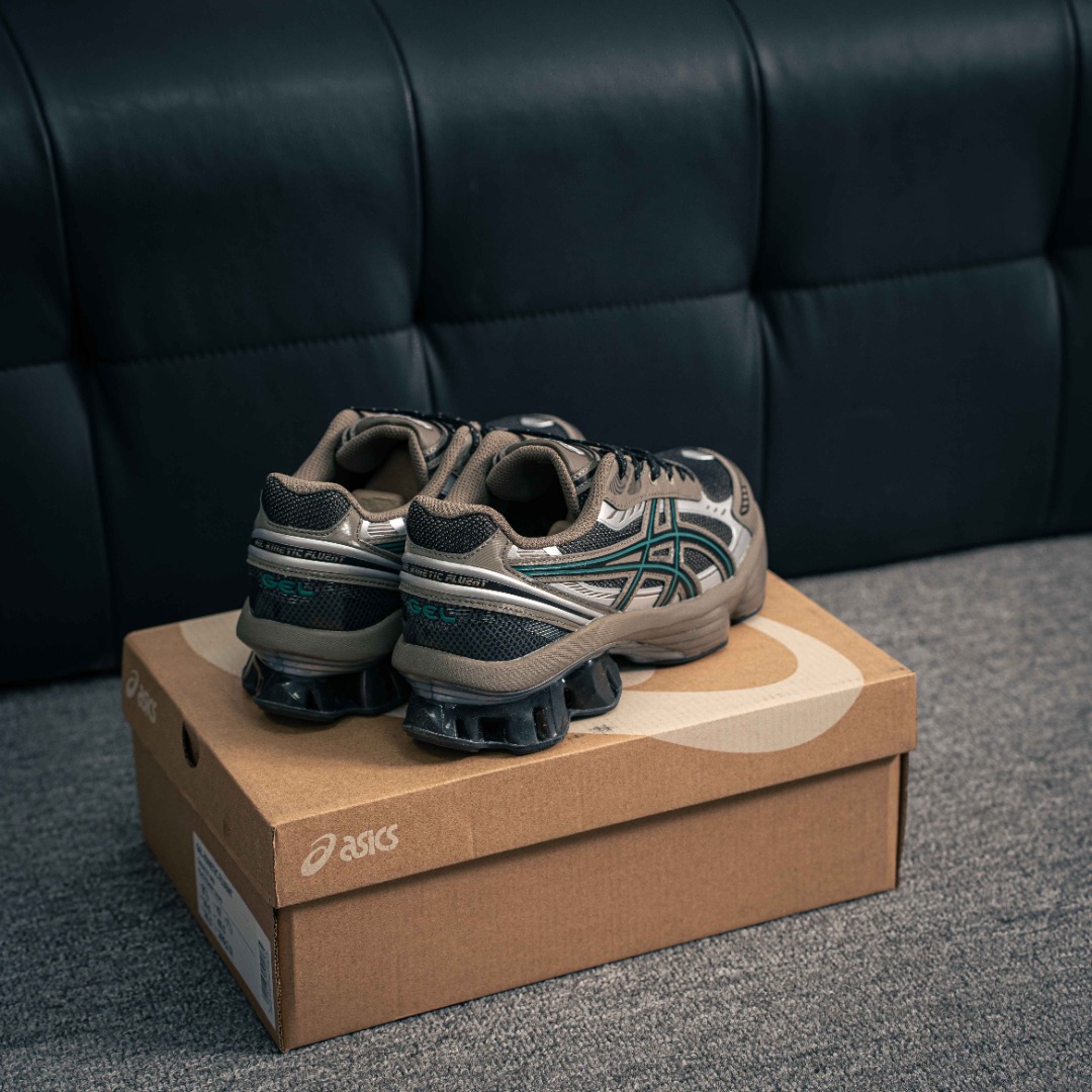 💰250         核心私

Asics Gel-Kinetic Fluent 
亚瑟士运动休闲透气专业跑鞋 
新一代缓震未来感跑鞋
鞋面复杂的切割和银色细节极具前卫风格
大底科技十足且独特外观的GEL
不仅在视觉上夺人眼球 同时可提供全天候的舒适缓冲
更多细节后半掌GEL+
前半掌FFBlast中底科技堆叠
KIKO风的设计语言拼接ASICS鞋体流线
耐磨材质耐磨性强,稳定性高抓地更牢,不易打滑
货号：1203A737-002
尺码：40 40.5 41.5 42 42.5 43.5 44 45
3116