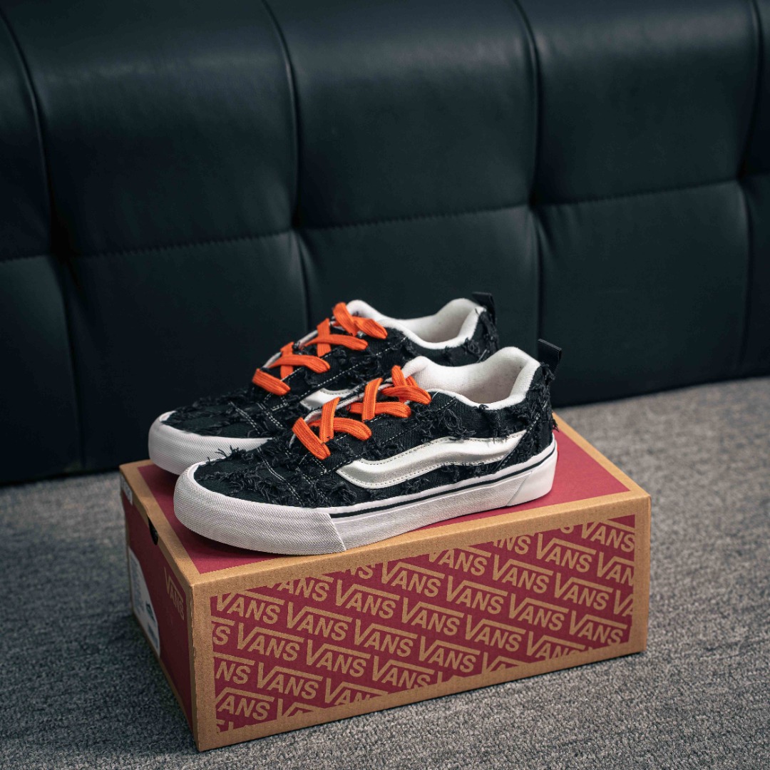 💰140        核心私

新款Vans Knu Skool 耐磨透气低帮板鞋男女同款款 黑白流苏长毛
颜色:vans 面包黑色牛仔提苏格子
货号:黑色牛苏长毛格子
尺码：35 36  36.5 37 38 38.5 39 40 40.5 41 42 42.5 43 44
YK