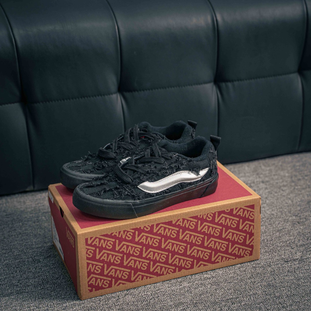 💰140        核心私

新款Vans Knu Skool 耐磨透气低帮板鞋男女同款款 黑白流苏长毛
颜色:vans 面包黑色牛仔提苏格子
货号:黑色牛苏长毛格子
尺码：35 36  36.5 37 38 38.5 39 40 40.5 41 42 42.5 43 44
YK