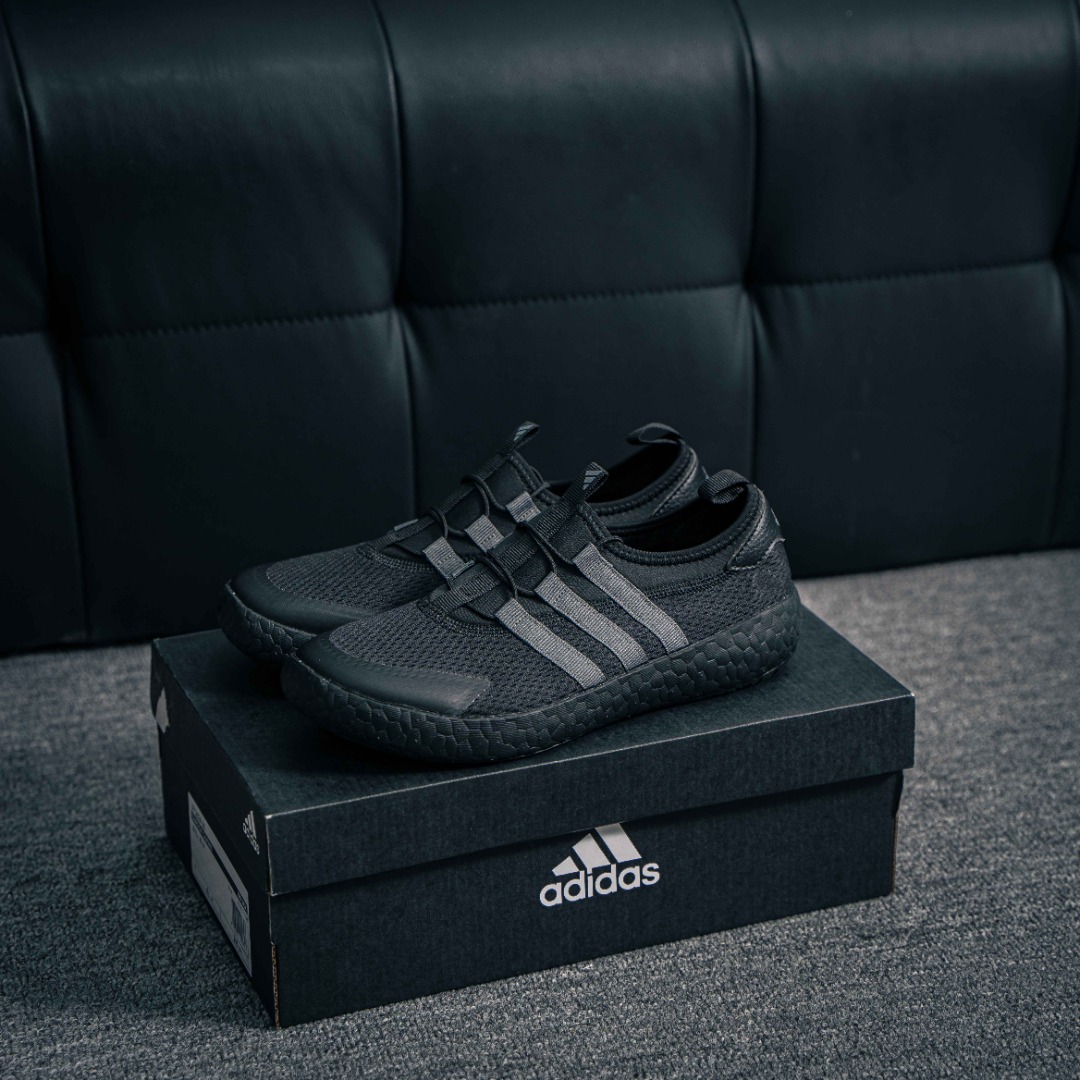 💰140         核心私

涉水鞋一出 玩水的季节又来临了
Adidas Terrex Daroga Two 13 Heat.rdy 阿迪达斯 低帮 褐色 男女同款 织物溯溪鞋耐磨透气低邦户外功能性运动鞋 无论是海边旅行、河岸漫步，还是晴日徒步，这款Adidas涉水鞋力求带来舒适脚感。搭载HEAT.RDY御热科技，穿着舒适。含弹力鞋跟,舒适贴合。配Traxiony外底,旨在方便陆地和水上活动。把它收纳到你的包里，出发吧。• 系带设计• 织物鞋面• 弹力鞋跟结构• 乙烯/乙酸乙烯酯（EVA）中底• Traxions外底。
货号：XY2024
尺码：39 40 40.5 41 42 42.5 43 44 45
1515