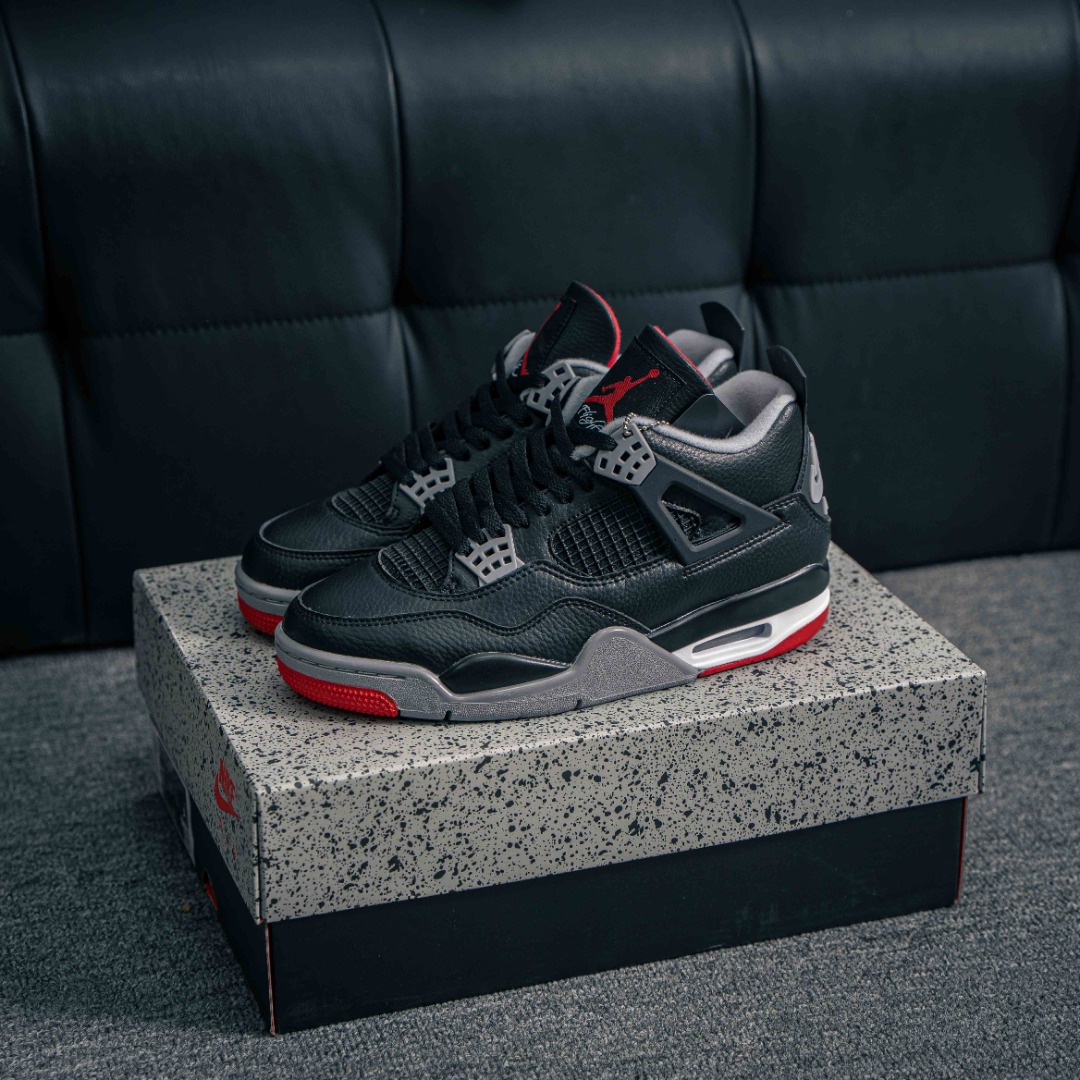 核心私 Air Jordan 4 Retro "Bred Reimagined" AJ4 乔4黑红 #鞋身采用黑色为主色调,搭配水泥灰色细节点缀,整体颜值低调百搭.鞋面荔枝皮覆盖,自带光泽感的皮革搭配上经典的AJ4 "Bred"配色,营造出全新的视觉感受. 货号:FV5029 006