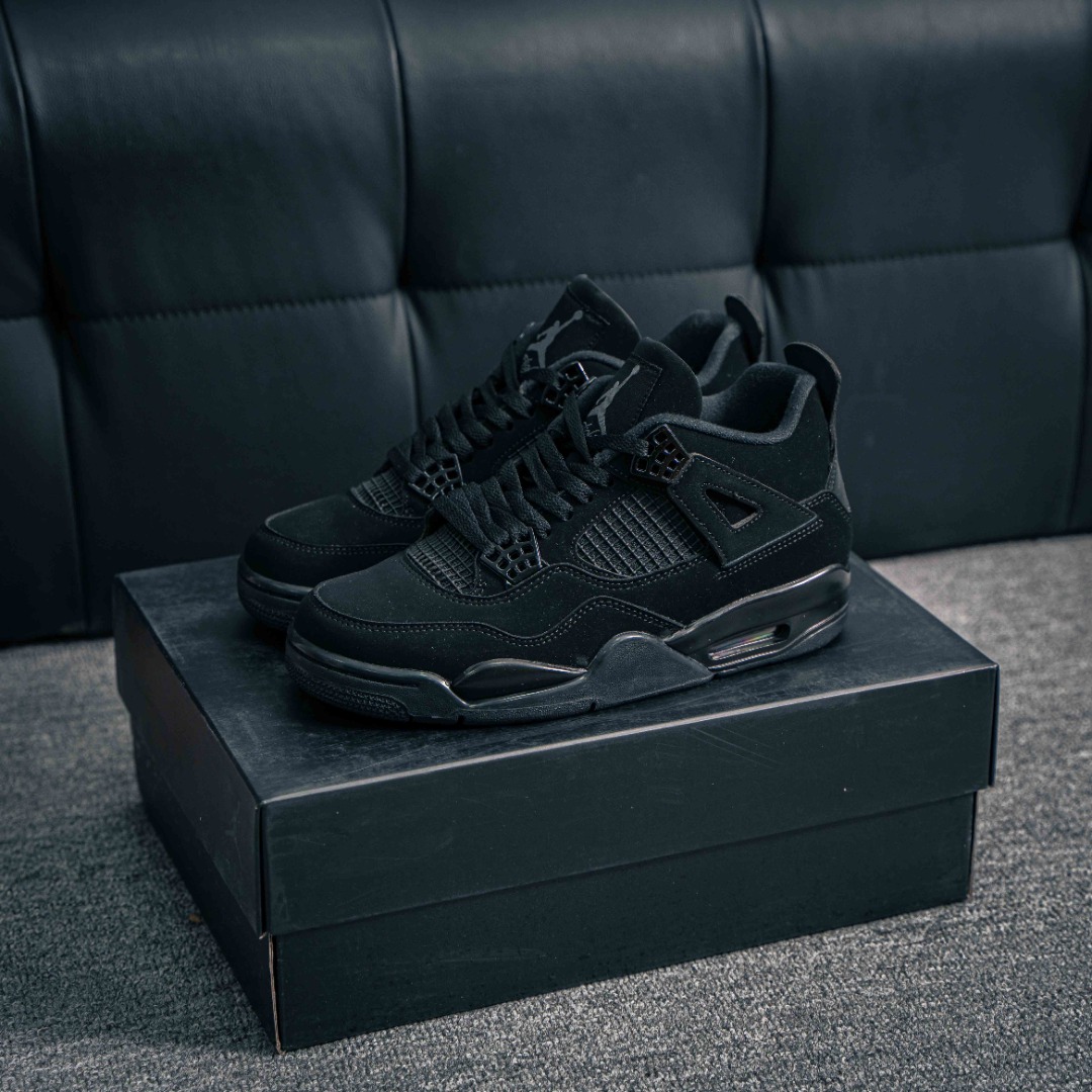 💰210        核心私

Air Jordan AJ4 "black Cat" 黑猫  耗时半年巨作 全套原纸板楦头开发 原厂特供皮料加持 确保原汁原味 完美呈现四代版型 一比一鞋头弧度高度鞋身弧度 数据细节工艺流程均保持原鞋一致 原厂TPU网格鞋带扣 正确内里网布 菱角分明不变形无多余毛边 柔软性质感一致于原鞋 原厂织唛标 原厂飞人电绣工艺 尾指中部跳三针 独家绑鞋带手法 印刷中底布 四线拉帮 米色美纹纸贴合固定 进口港宝加持 后跟自然饱满 全鞋荧光划线卡点 追求极致完美 每一双都是工艺品 多重QC质检 超越公司货的品控标准 实实在在的免检产品 
货号：CU1110 010
尺码：36 36.5 37.5 38 38.5 39 40 40.5 41 42 42.5 43 44 44.5 45 46 47.5 48.5
1433
