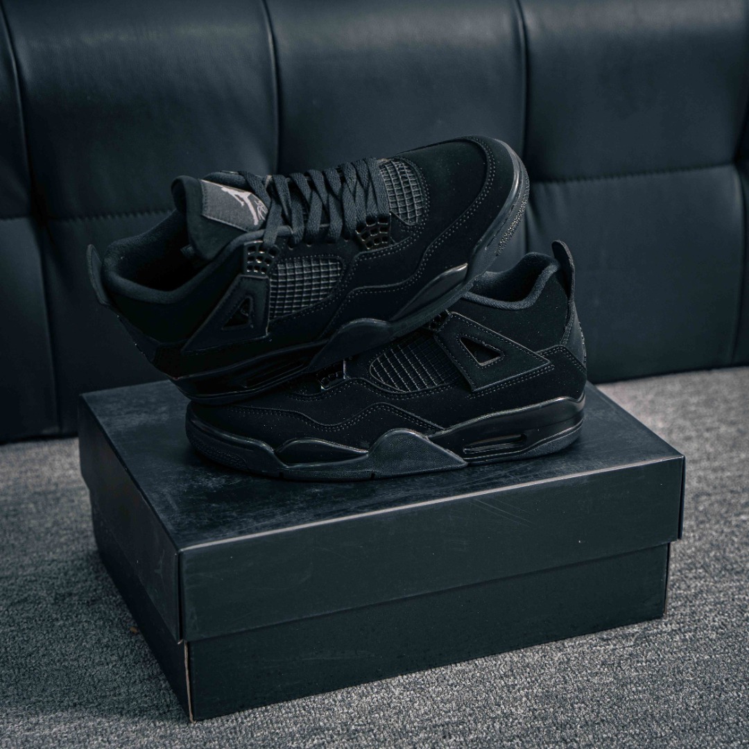 核心私 Air Jordan AJ4 "black Cat" 黑猫 耗时半年巨作 全套原纸板楦头开发 原厂特供皮料加持 确保原汁原味 完美呈现四代版型 一比一鞋头弧度高度鞋身弧度 数据细节工艺流程均保持原鞋一致 原厂TPU网格鞋带扣 正确内里网布 菱角分明不变形无多余毛边 柔软性质感一致于原鞋 原厂织唛标 原厂飞人电绣工艺 尾指中部跳三针 独家绑鞋带手法 印刷中底布 四线拉帮 米色美纹纸贴合固定 进口港宝加持 后跟自然饱满 全鞋荧光划线卡点 追求极致完美 每一双都是工艺品 多重QC质检 超越公司货的品控标准 实实在在的免检产品 货号:CU1110 010