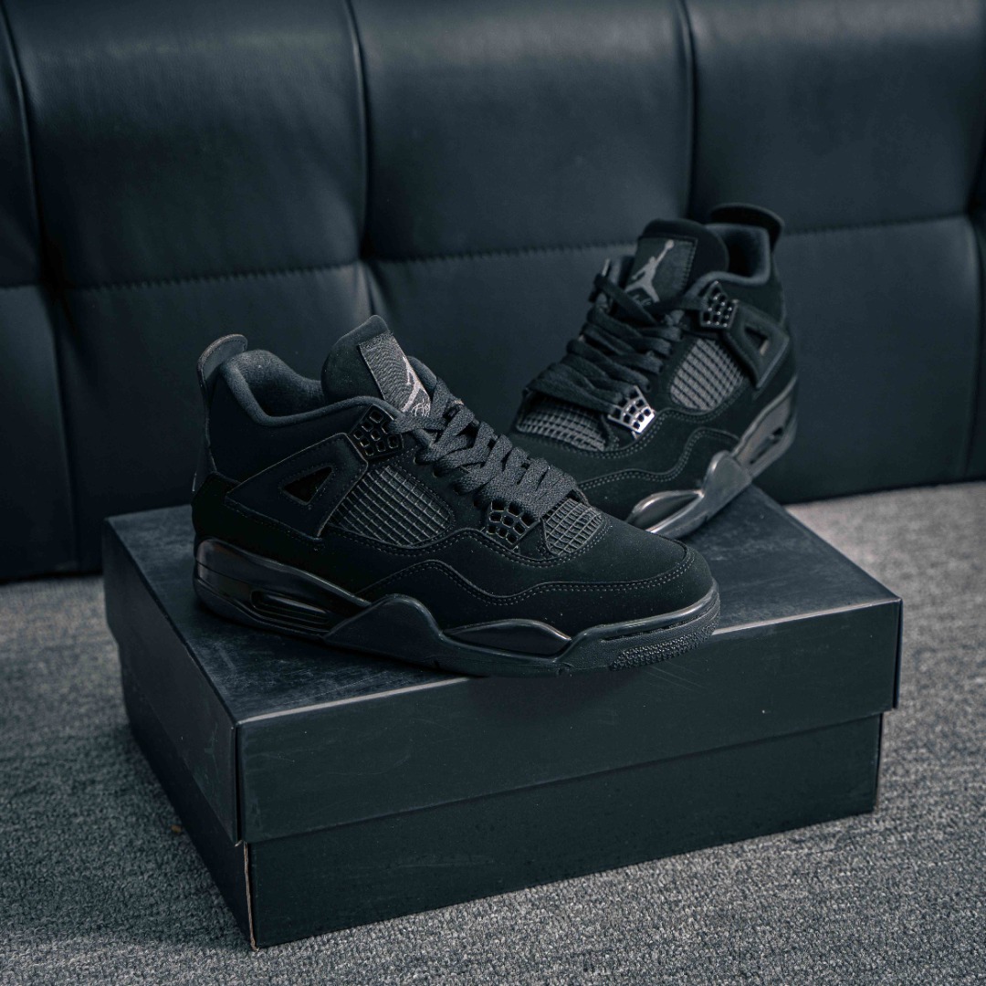 核心私 Air Jordan AJ4 "black Cat" 黑猫 耗时半年巨作 全套原纸板楦头开发 原厂特供皮料加持 确保原汁原味 完美呈现四代版型 一比一鞋头弧度高度鞋身弧度 数据细节工艺流程均保持原鞋一致 原厂TPU网格鞋带扣 正确内里网布 菱角分明不变形无多余毛边 柔软性质感一致于原鞋 原厂织唛标 原厂飞人电绣工艺 尾指中部跳三针 独家绑鞋带手法 印刷中底布 四线拉帮 米色美纹纸贴合固定 进口港宝加持 后跟自然饱满 全鞋荧光划线卡点 追求极致完美 每一双都是工艺品 多重QC质检 超越公司货的品控标准 实实在在的免检产品 货号:CU1110 010