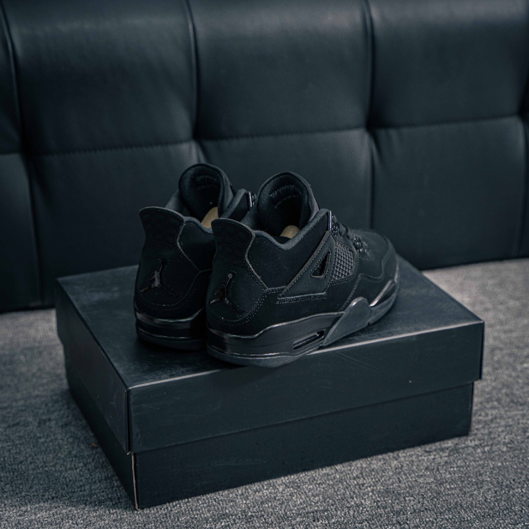核心私 Air Jordan AJ4 "black Cat" 黑猫 耗时半年巨作 全套原纸板楦头开发 原厂特供皮料加持 确保原汁原味 完美呈现四代版型 一比一鞋头弧度高度鞋身弧度 数据细节工艺流程均保持原鞋一致 原厂TPU网格鞋带扣 正确内里网布 菱角分明不变形无多余毛边 柔软性质感一致于原鞋 原厂织唛标 原厂飞人电绣工艺 尾指中部跳三针 独家绑鞋带手法 印刷中底布 四线拉帮 米色美纹纸贴合固定 进口港宝加持 后跟自然饱满 全鞋荧光划线卡点 追求极致完美 每一双都是工艺品 多重QC质检 超越公司货的品控标准 实实在在的免检产品 货号:CU1110 010