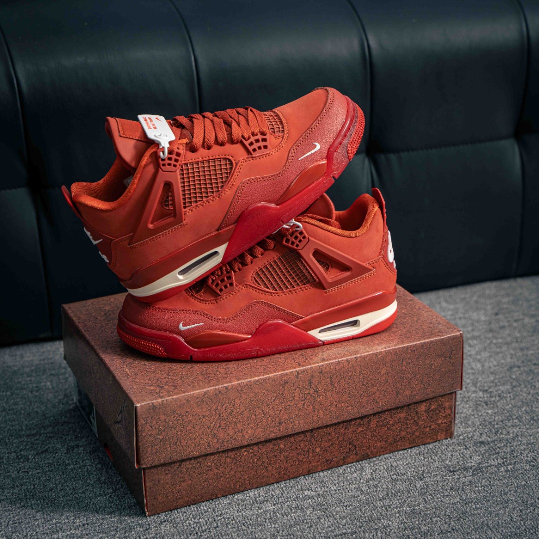 核心私 Nigel Sylvester x Air Jordan AJ4 “Brick by Brick” 联名红砖 圈内最强四代 独家外贸特供尺码含 45.5 49.5 50.5 耗时半年巨作 全套原纸板楦头开发 原厂特供皮料加持 确保原汁原味 完美呈现四代版型 一比一鞋头弧度高度鞋身弧度 数据细节工艺流程均保持原鞋一致 原厂TPU网格鞋带扣 正确内里网布 菱角分明不变形无多余毛边 柔软性质感一致于原鞋 市场唯一原厂鞋扣模具 背面可见隐藏注塑口 原厂织唛标 原厂飞人电绣工艺 尾指中部跳三针 独家绑鞋带手法 印刷中底布 四线拉帮 米色美纹纸贴合固定 进口港宝加持 后跟自然饱满 全鞋荧光划线卡点 追求极致完美 每一双都是工艺品 多重QC质检 超越公司货的品控标准 实实在在的免检产品 货号:HF4340 800