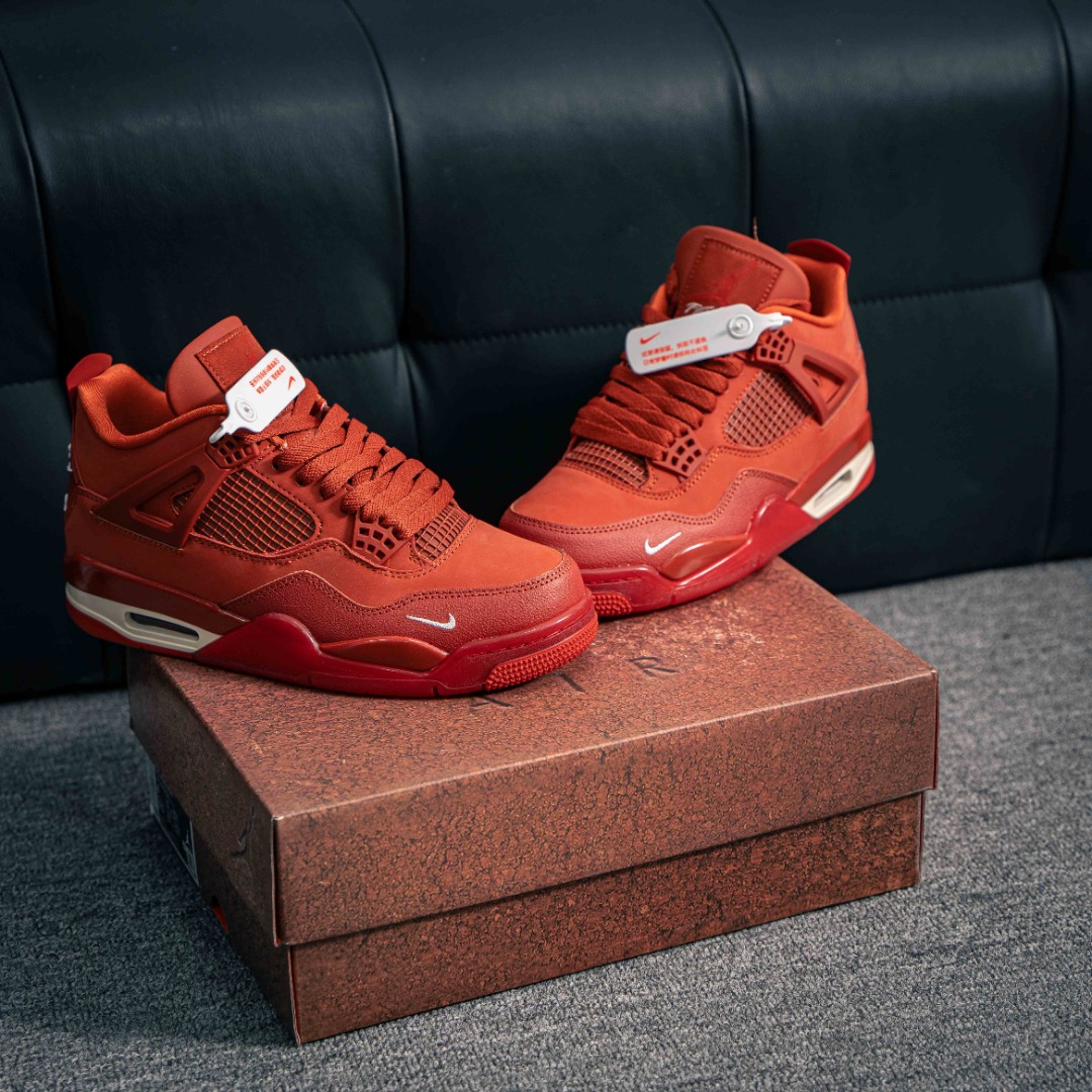 核心私 Nigel Sylvester x Air Jordan AJ4 “Brick by Brick” 联名红砖 圈内最强四代 独家外贸特供尺码含 45.5 49.5 50.5 耗时半年巨作 全套原纸板楦头开发 原厂特供皮料加持 确保原汁原味 完美呈现四代版型 一比一鞋头弧度高度鞋身弧度 数据细节工艺流程均保持原鞋一致 原厂TPU网格鞋带扣 正确内里网布 菱角分明不变形无多余毛边 柔软性质感一致于原鞋 市场唯一原厂鞋扣模具 背面可见隐藏注塑口 原厂织唛标 原厂飞人电绣工艺 尾指中部跳三针 独家绑鞋带手法 印刷中底布 四线拉帮 米色美纹纸贴合固定 进口港宝加持 后跟自然饱满 全鞋荧光划线卡点 追求极致完美 每一双都是工艺品 多重QC质检 超越公司货的品控标准 实实在在的免检产品 货号:HF4340 800