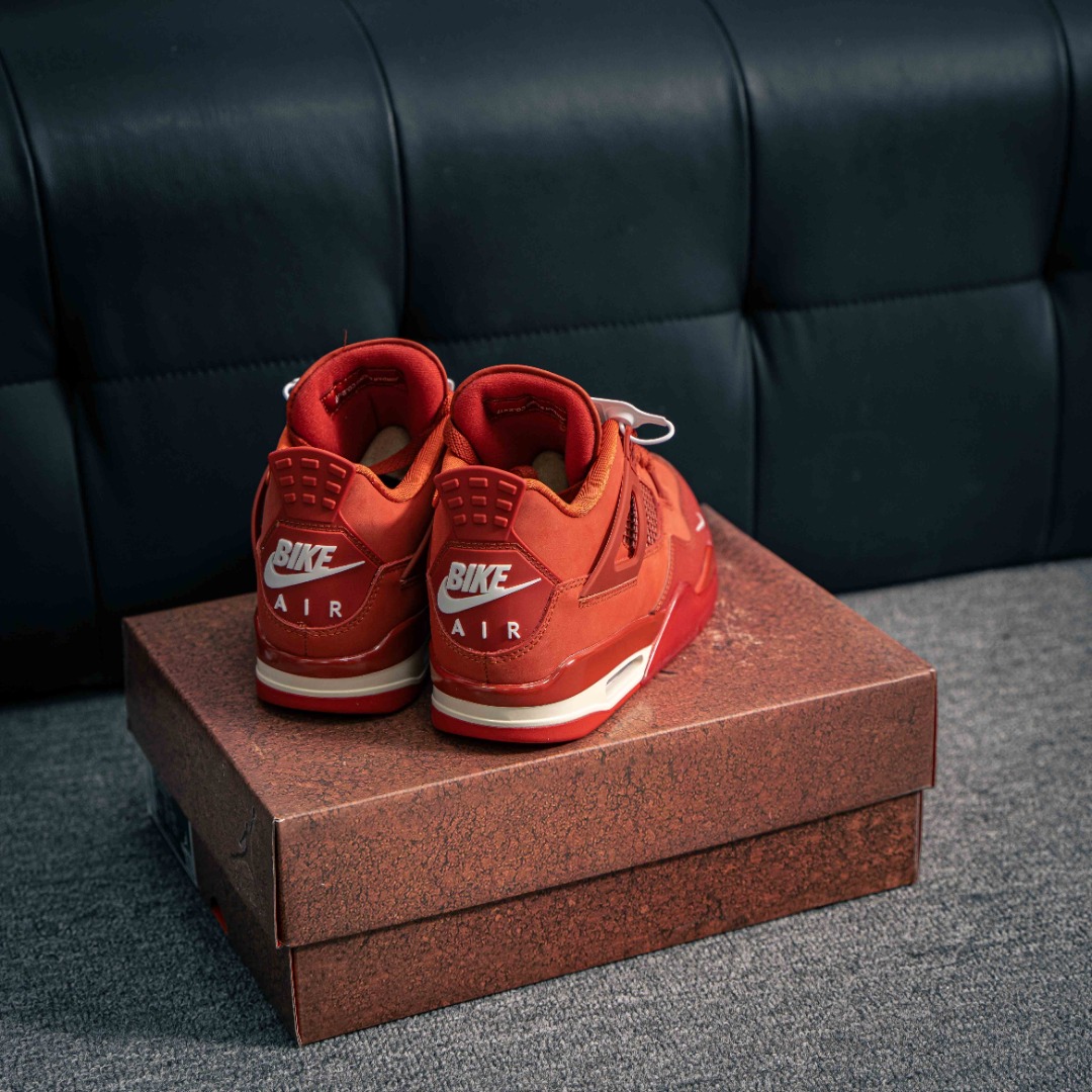 核心私 Nigel Sylvester x Air Jordan AJ4 “Brick by Brick” 联名红砖 圈内最强四代 独家外贸特供尺码含 45.5 49.5 50.5 耗时半年巨作 全套原纸板楦头开发 原厂特供皮料加持 确保原汁原味 完美呈现四代版型 一比一鞋头弧度高度鞋身弧度 数据细节工艺流程均保持原鞋一致 原厂TPU网格鞋带扣 正确内里网布 菱角分明不变形无多余毛边 柔软性质感一致于原鞋 市场唯一原厂鞋扣模具 背面可见隐藏注塑口 原厂织唛标 原厂飞人电绣工艺 尾指中部跳三针 独家绑鞋带手法 印刷中底布 四线拉帮 米色美纹纸贴合固定 进口港宝加持 后跟自然饱满 全鞋荧光划线卡点 追求极致完美 每一双都是工艺品 多重QC质检 超越公司货的品控标准 实实在在的免检产品 货号:HF4340 800